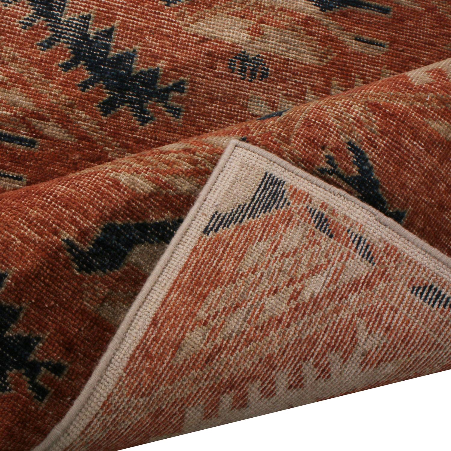 Annodato a mano Rug & Kilim: Tappeto geometrico floreale beige, rosa e blu in lana personalizzato in vendita