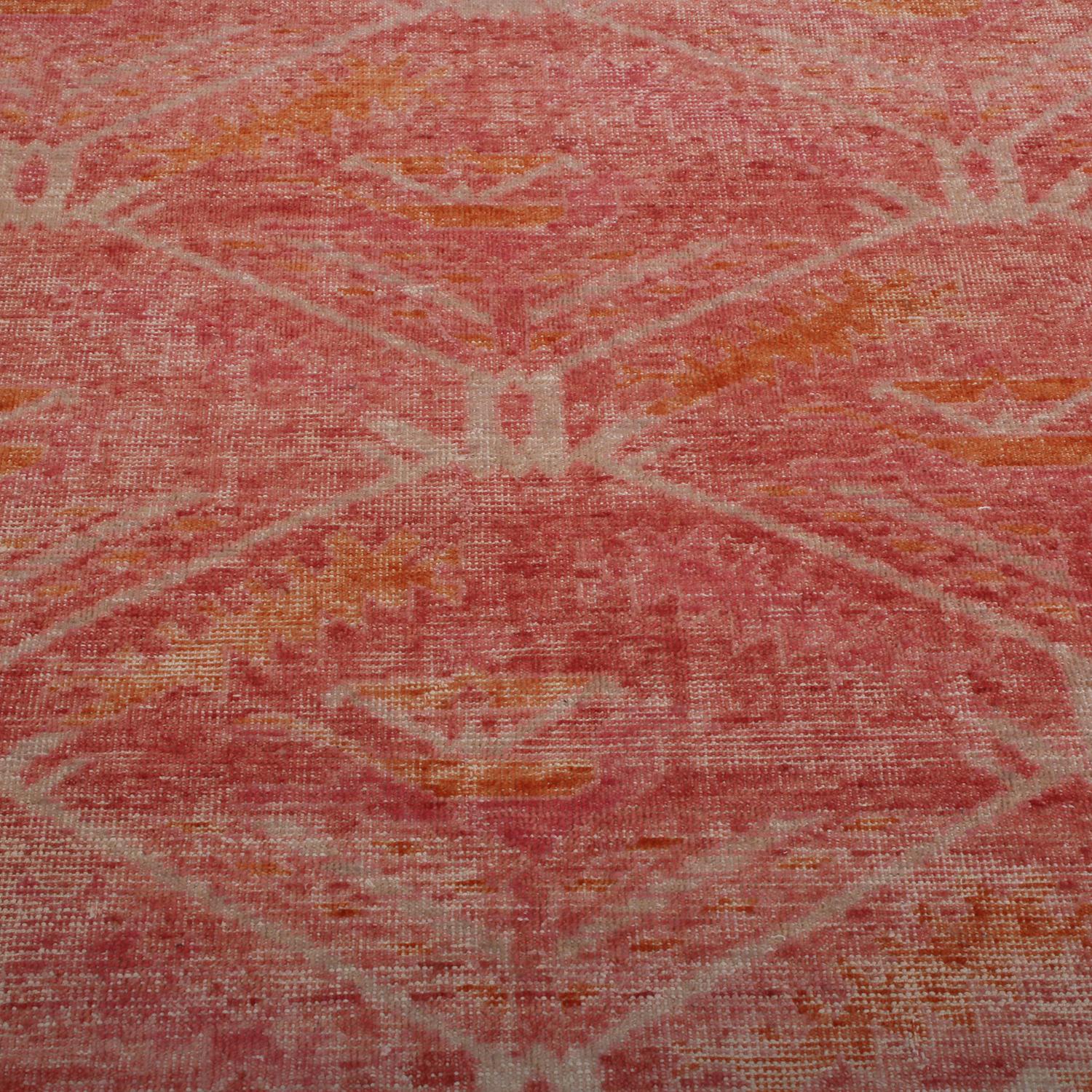 Dieses geometrische Stück gehört zu den jüngsten Ergänzungen der Homage Collect von Rug & Kilim, einem ehrgeizigen, kundenspezifischen Ansatz, der eine beispiellose Bandbreite internationaler Stile, darunter orientalische Muster mit frischen,