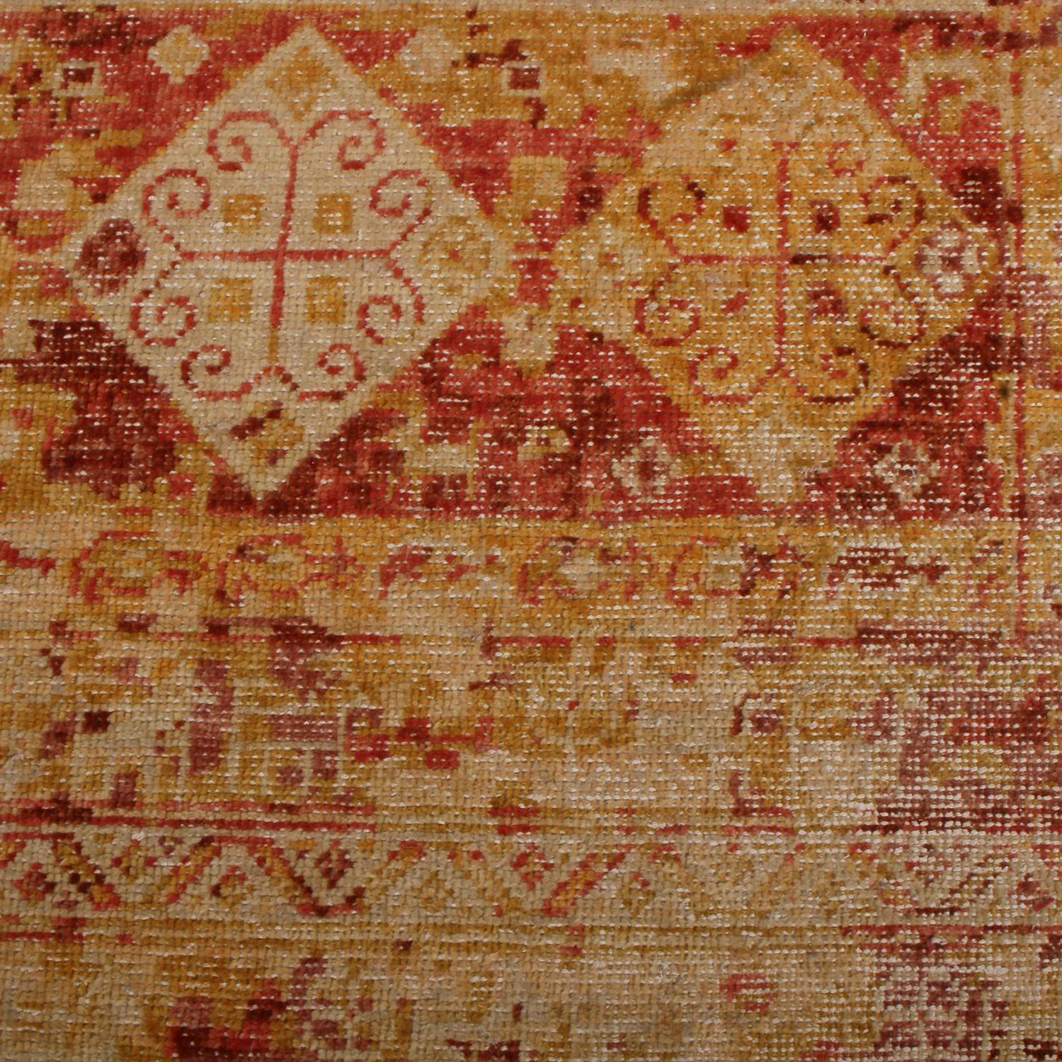 Teppich & Kilims Homage Geometrischer rot-blauer und beige-gelber Wollteppich (Indisch) im Angebot