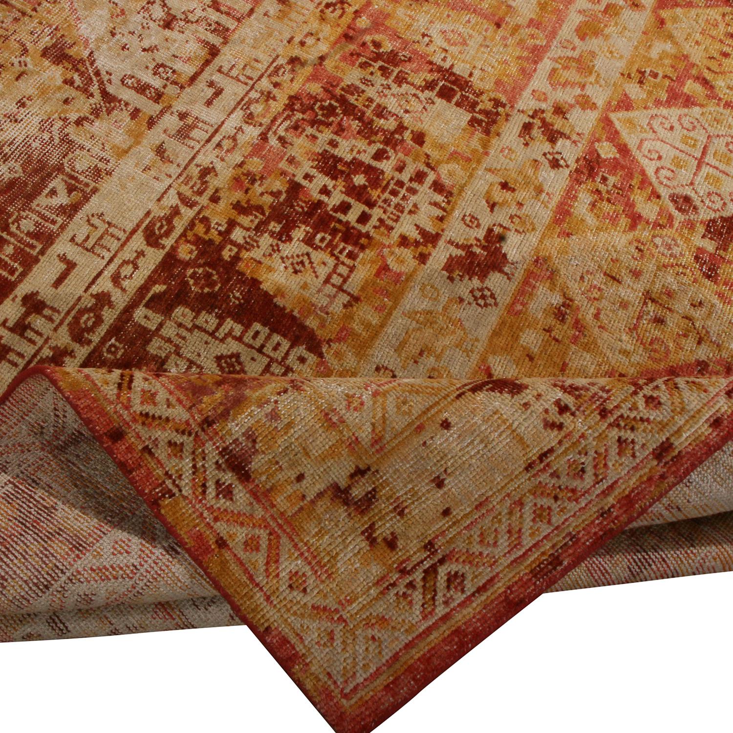 Teppich & Kilims Homage Geometrischer rot-blauer und beige-gelber Wollteppich im Zustand „Neu“ im Angebot in Long Island City, NY