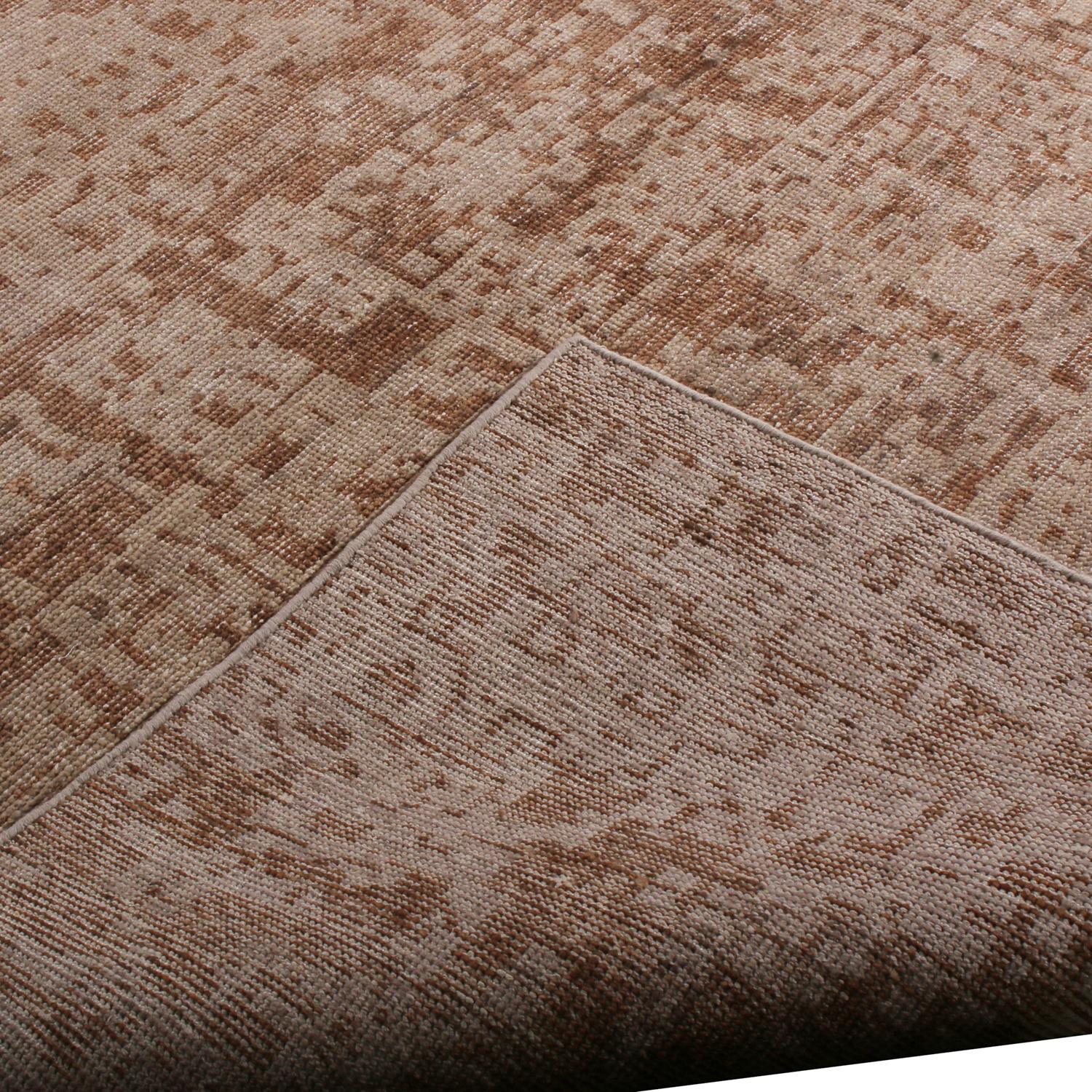 Noué à la main Tapis & Kilims Homage moderne géométrique en laine beige et marron personnalisé en vente