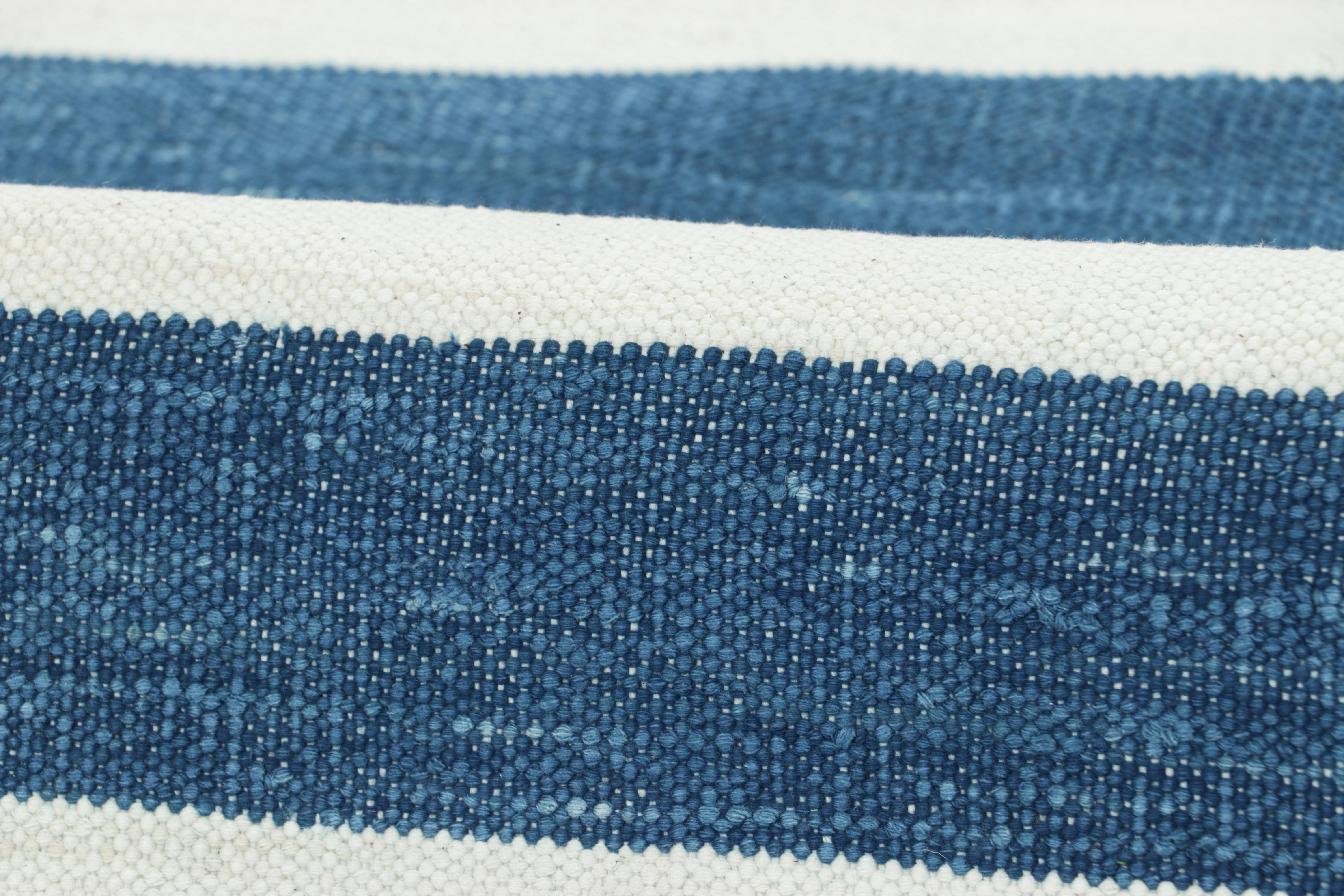 Der indische Dhurrie-Teppich von Rug & Kilim in kühlem, küstennahem Marineblau und weißen Streifen im Angebot 3