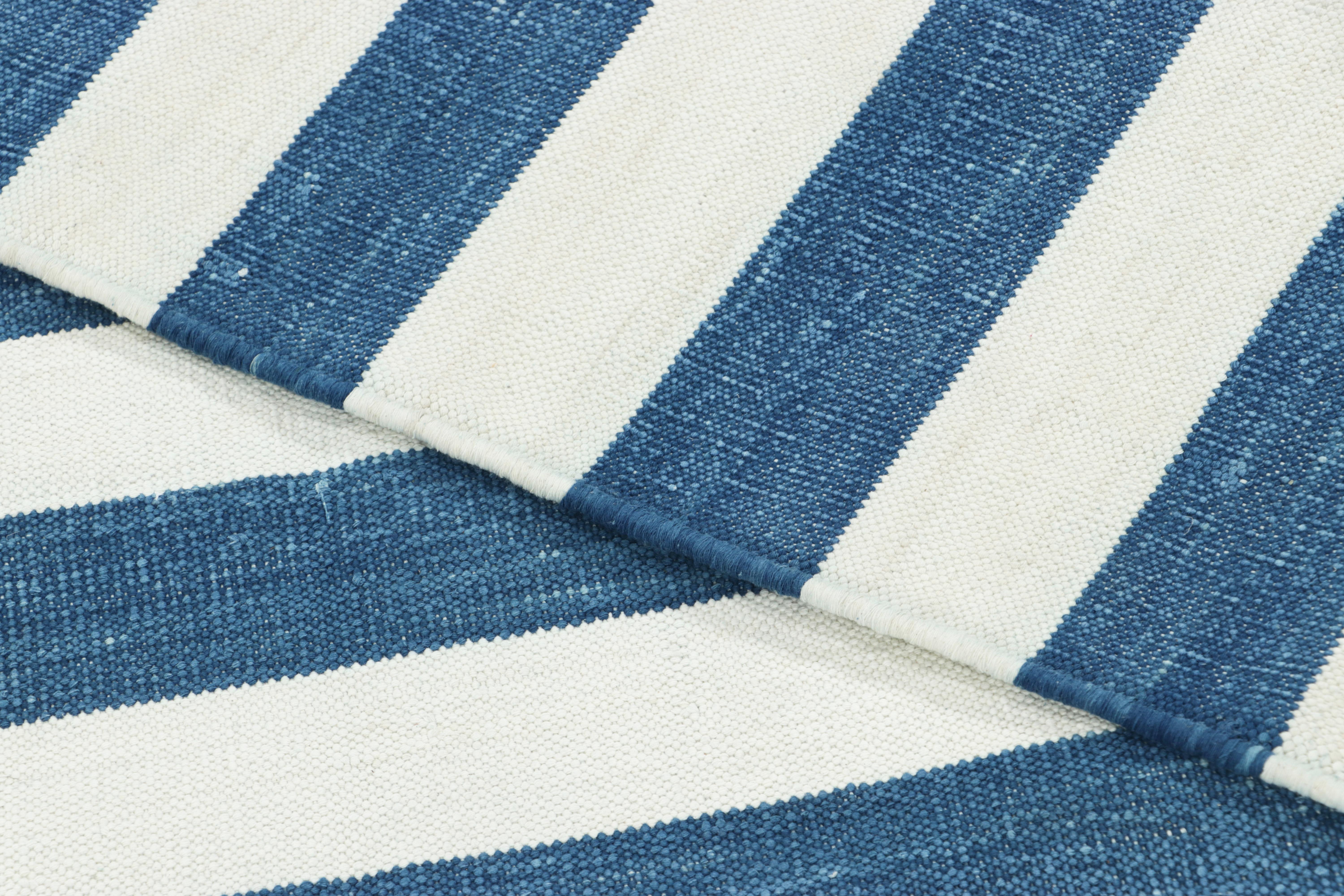 Der indische Dhurrie-Teppich von Rug & Kilim in kühlem, küstennahem Marineblau und weißen Streifen im Angebot 4