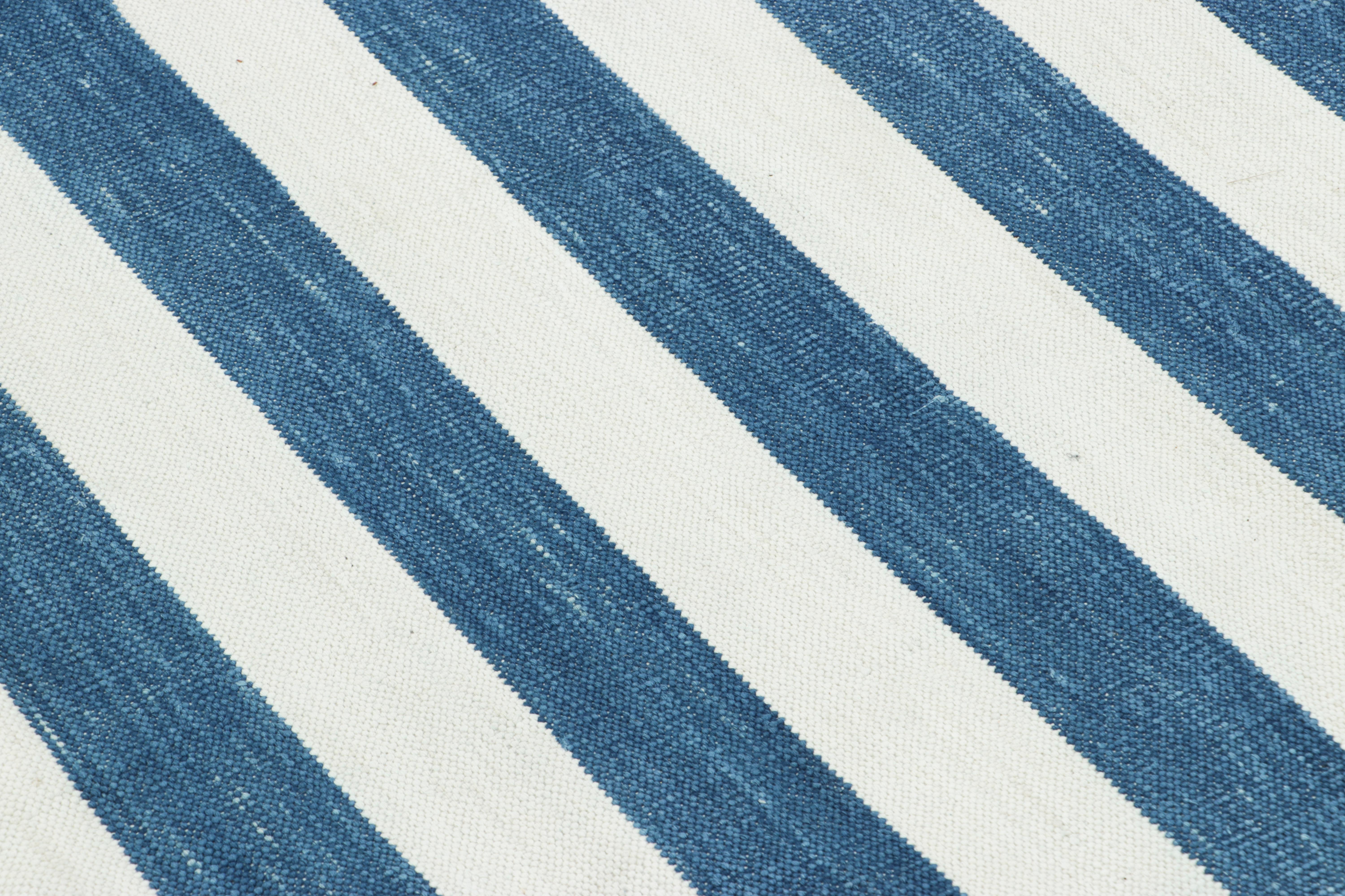 Der indische Dhurrie-Teppich von Rug & Kilim in kühlem, küstennahem Marineblau und weißen Streifen im Angebot 5