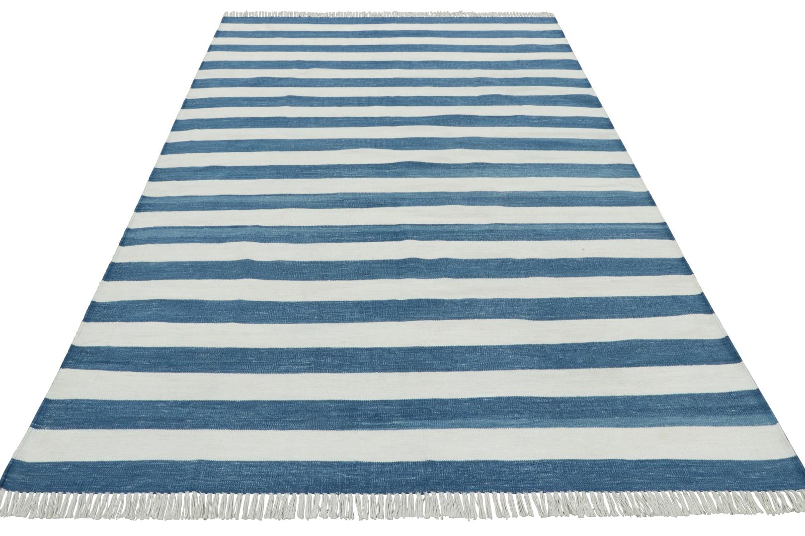 Questo tappeto Dhurrie 6x9 è caratterizzato da strisce orizzontali bianche e blu e rappresenta un'entusiasmante collezione contemporanea di Rug & Kilim, una rivisitazione moderna delle antiche e vintage trame piatte Dhurrie da parte di uno dei