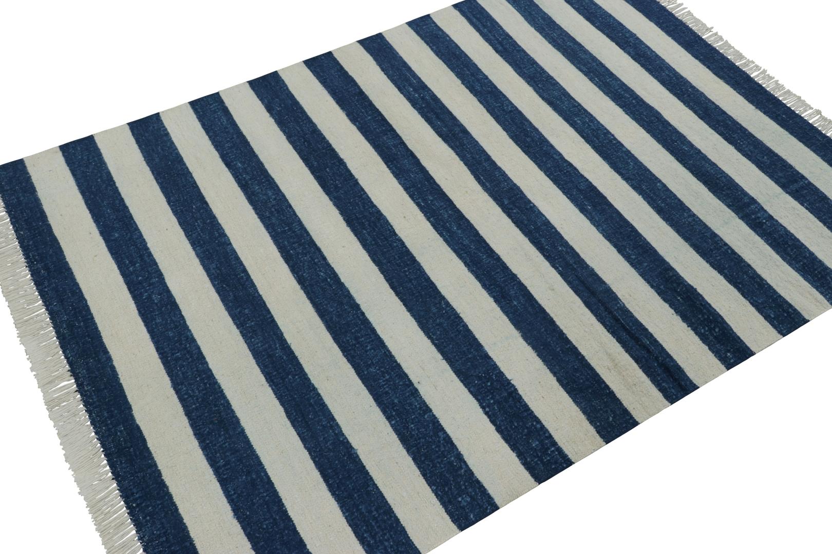 Questo tappeto Dhurrie 4x6 è caratterizzato da strisce orizzontali in bianco sporco e blu e rappresenta un'entusiasmante collezione contemporanea di Rug & Kilim, una rivisitazione moderna di tessuti piatti Dhurrie antichi e vintage da parte di uno
