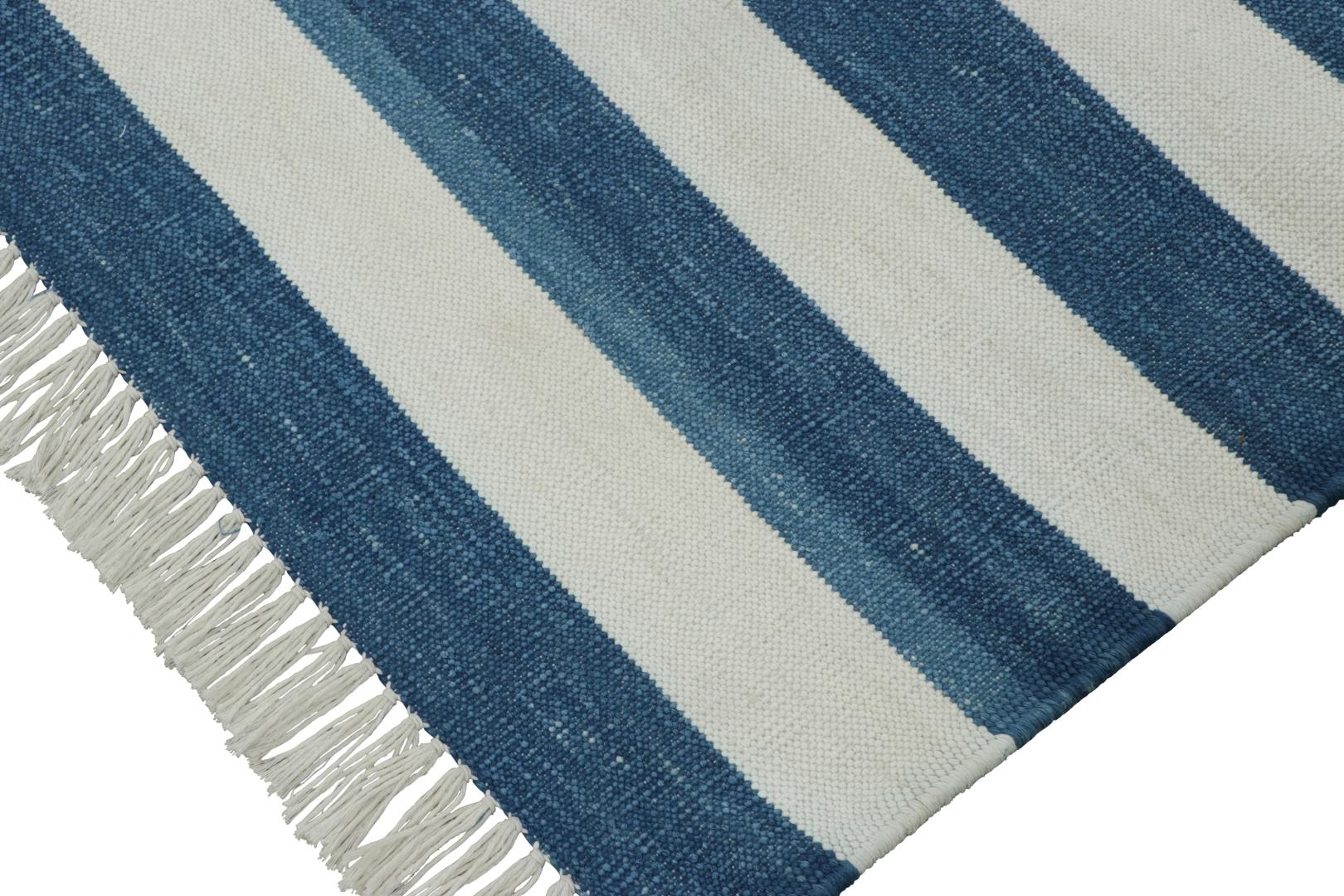 Indiano Rug & Kilim è un tappeto indiano Dhurrie a strisce bianche e blu navy fresco e costiero. in vendita