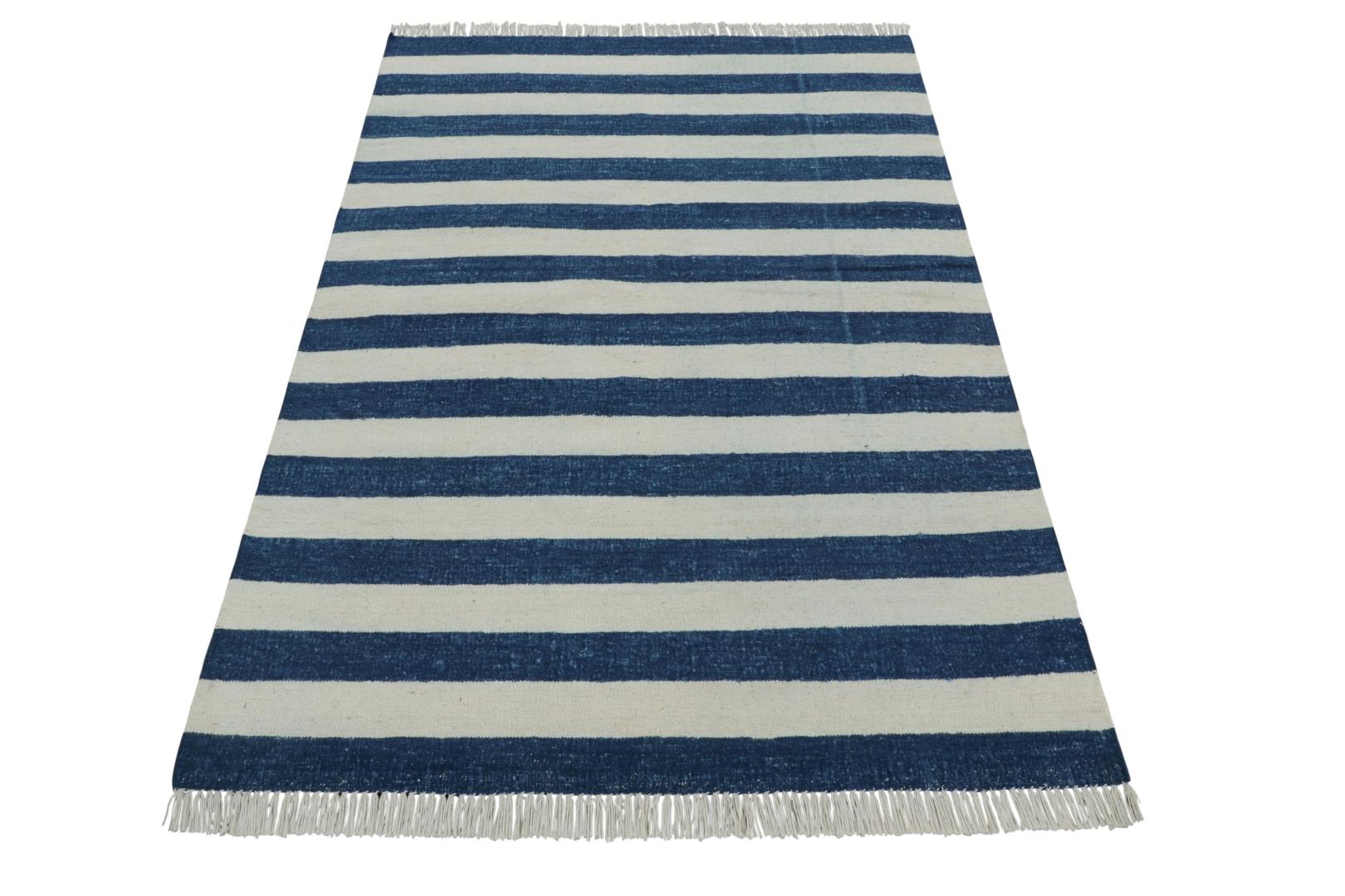 Indiano Rug & Kilim è un tappeto indiano Dhurrie a strisce bianche e blu navy fresco e costiero. in vendita