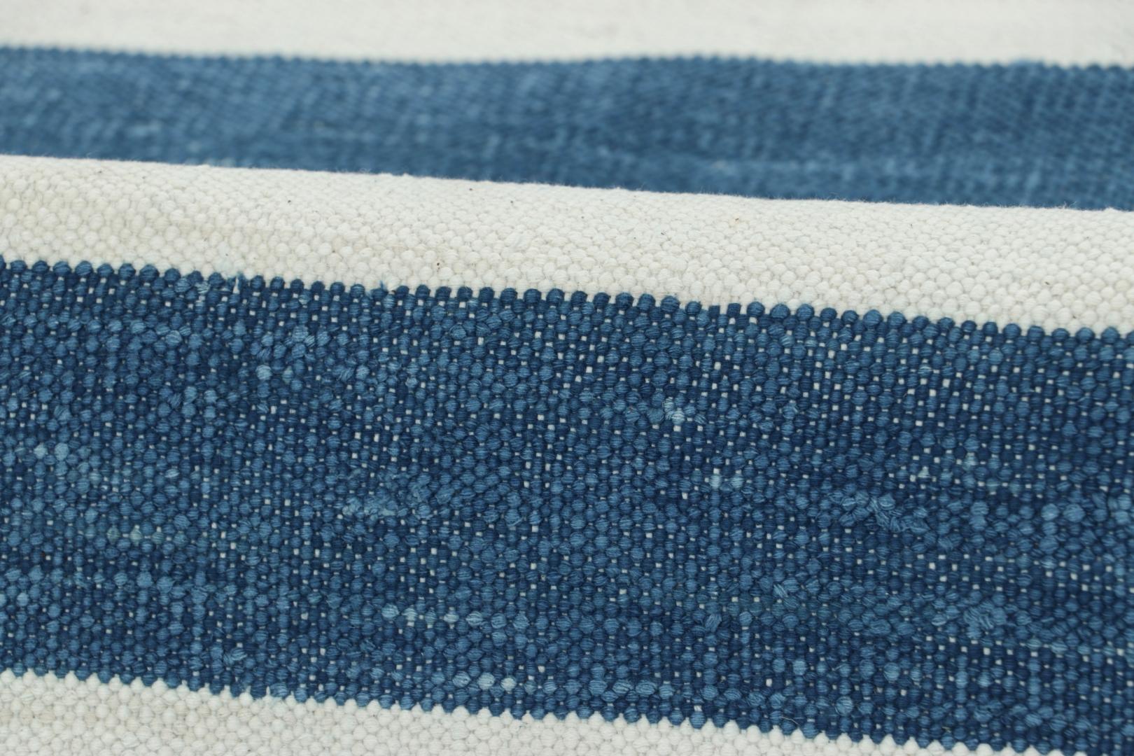 Annodato a mano Rug & Kilim è un tappeto indiano Dhurrie a strisce bianche e blu navy fresco e costiero. in vendita