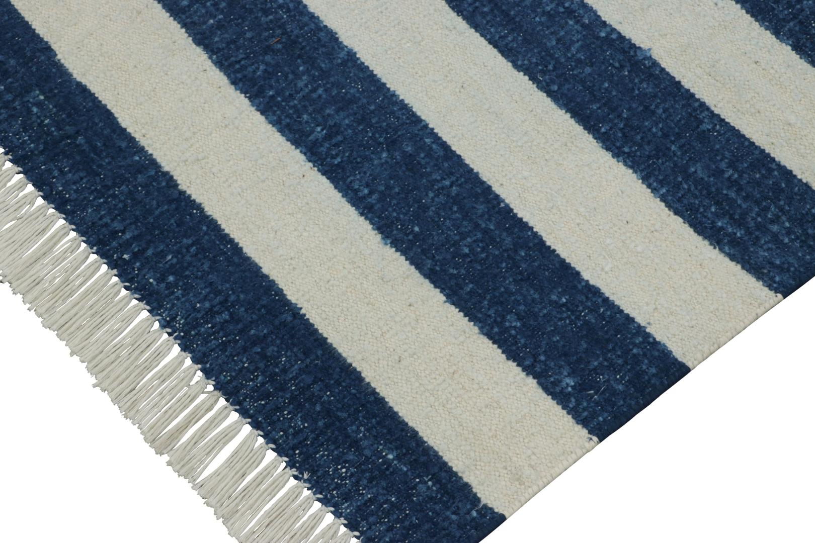 Annodato a mano Rug & Kilim è un tappeto indiano Dhurrie a strisce bianche e blu navy fresco e costiero. in vendita