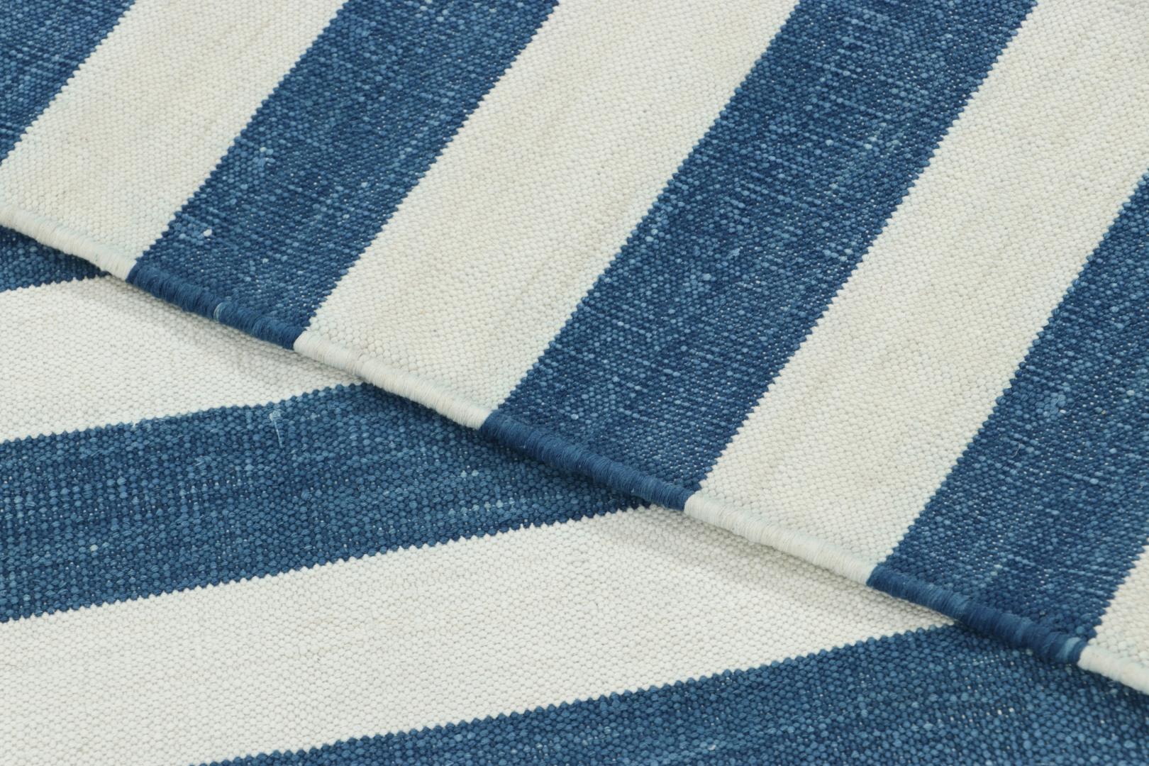 Rug & Kilim è un tappeto indiano Dhurrie a strisce bianche e blu navy fresco e costiero. In condizioni Nuovo in vendita a Long Island City, NY