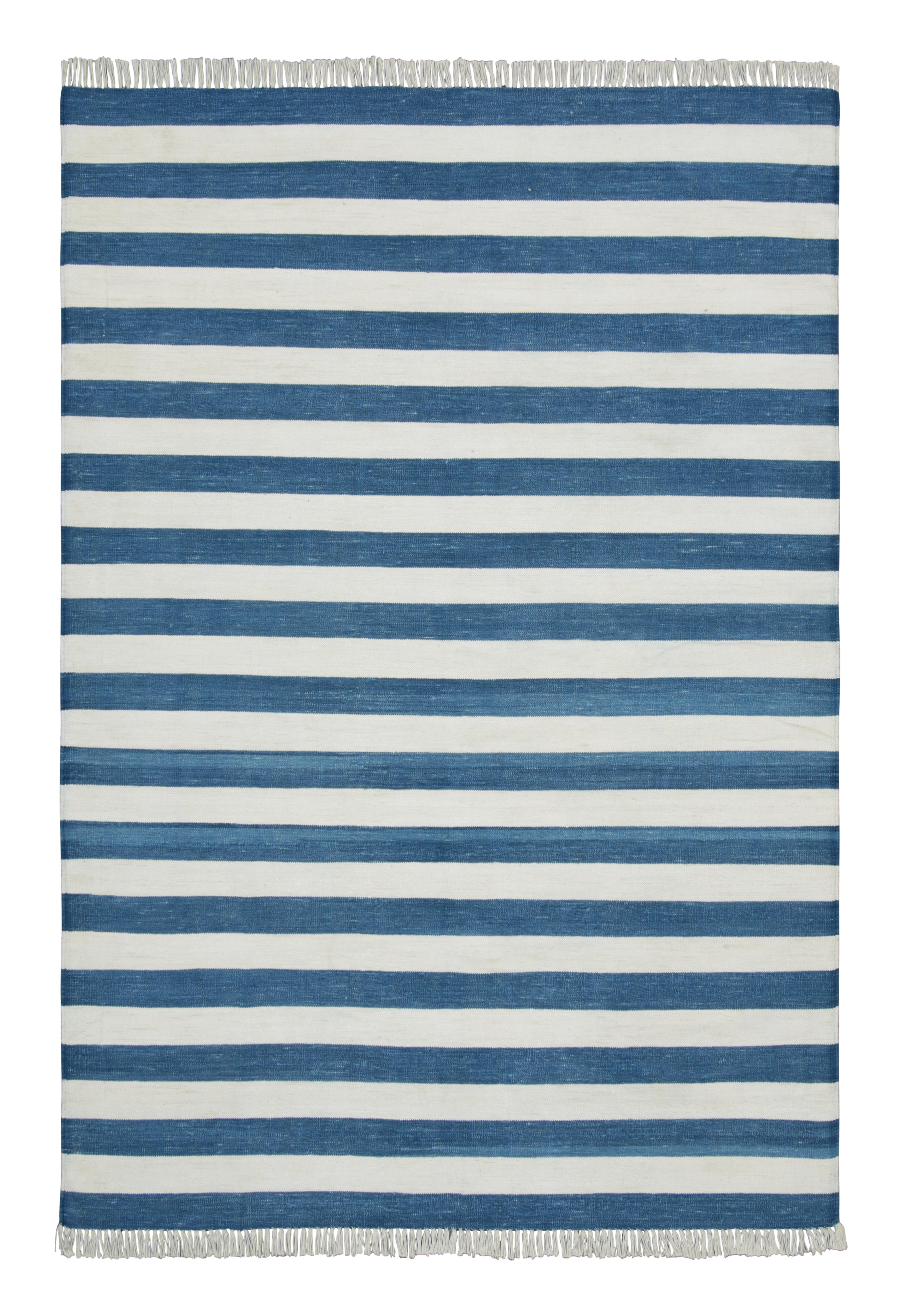 Der indische Dhurrie-Teppich von Rug & Kilim in kühlem, küstennahem Marineblau und weißen Streifen im Zustand „Neu“ im Angebot in Long Island City, NY
