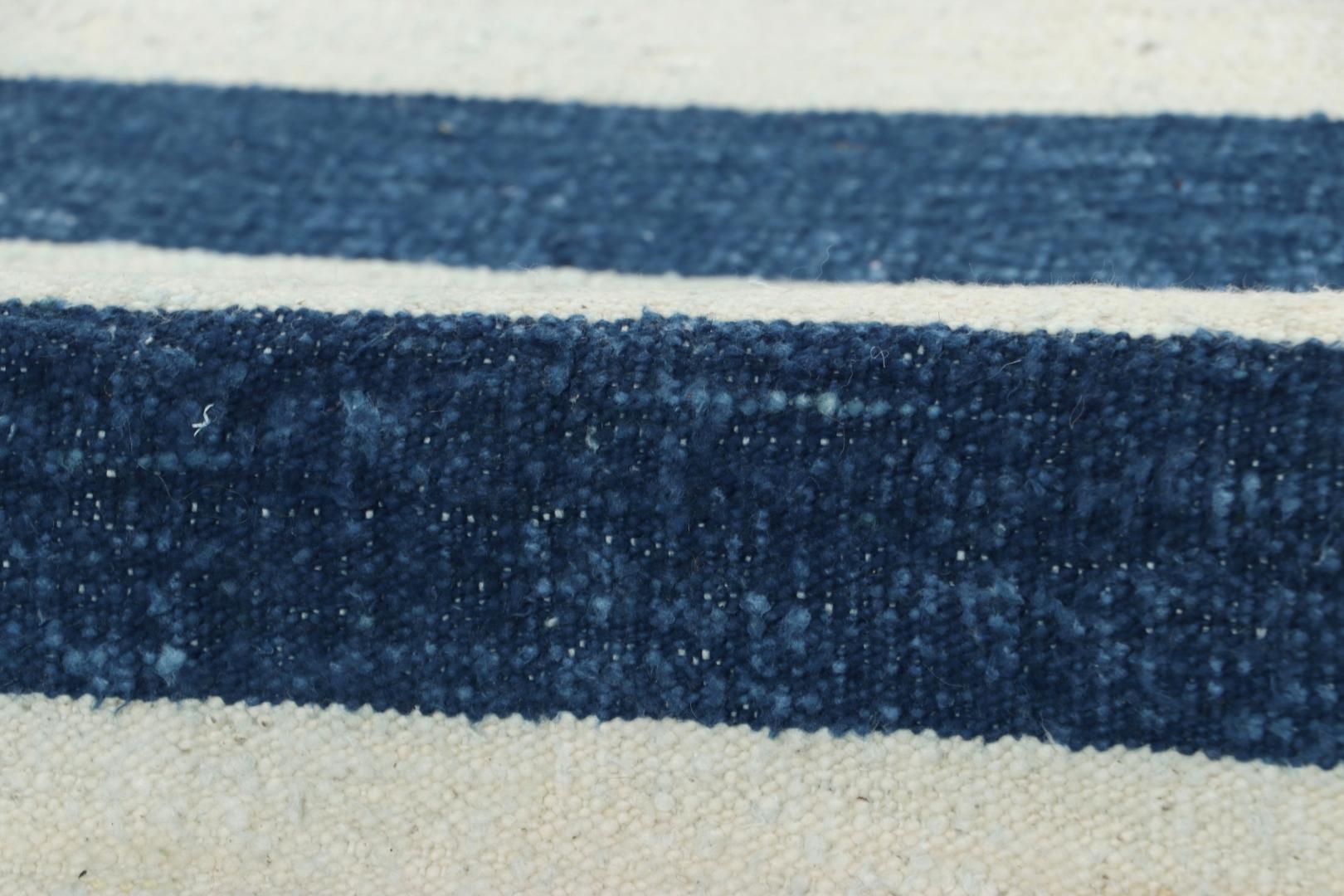 Rug & Kilim è un tappeto indiano Dhurrie a strisce bianche e blu navy fresco e costiero. In condizioni Nuovo in vendita a Long Island City, NY