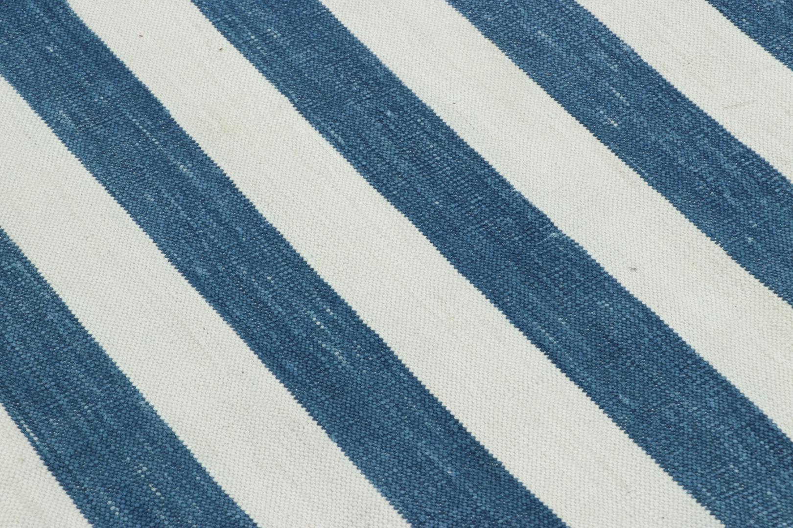 XXI secolo e contemporaneo Rug & Kilim è un tappeto indiano Dhurrie a strisce bianche e blu navy fresco e costiero. in vendita