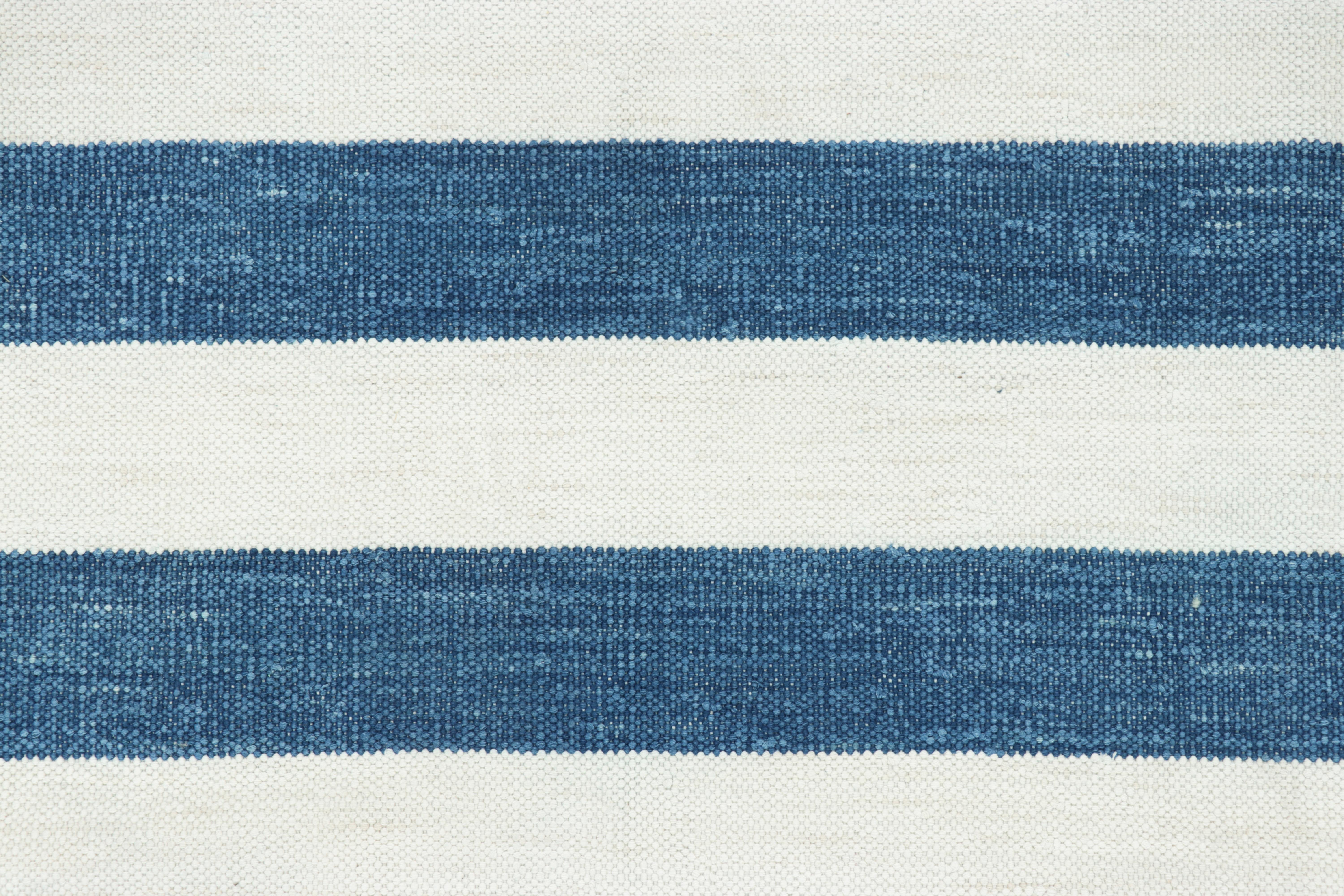 Der indische Dhurrie-Teppich von Rug & Kilim in kühlem, küstennahem Marineblau und weißen Streifen (21. Jahrhundert und zeitgenössisch) im Angebot