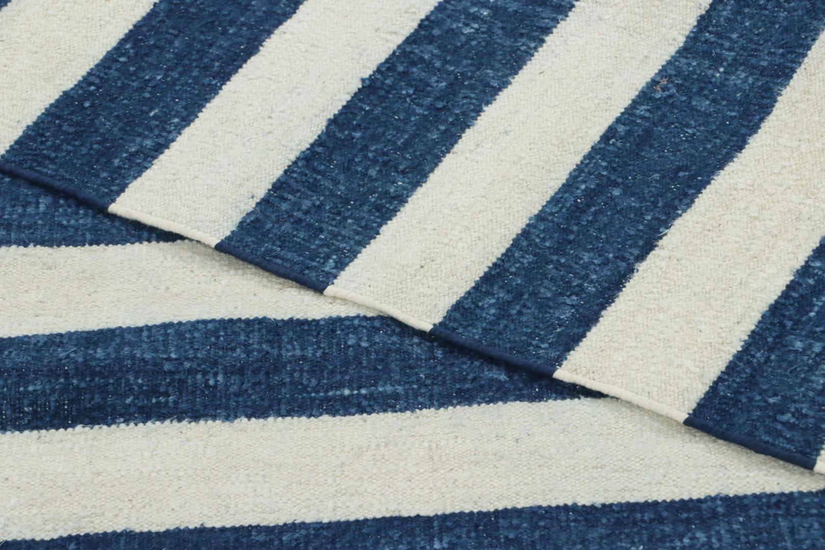 XXI secolo e contemporaneo Rug & Kilim è un tappeto indiano Dhurrie a strisce bianche e blu navy fresco e costiero. in vendita
