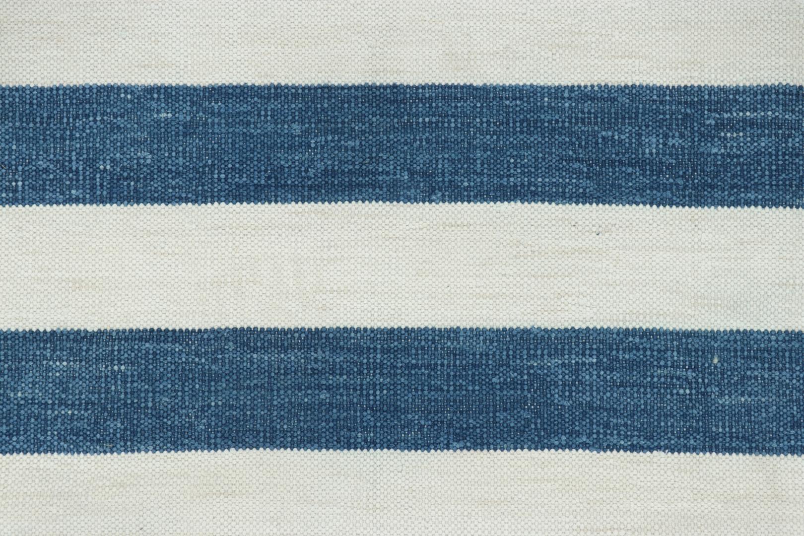 Cotone Rug & Kilim è un tappeto indiano Dhurrie a strisce bianche e blu navy fresco e costiero. in vendita