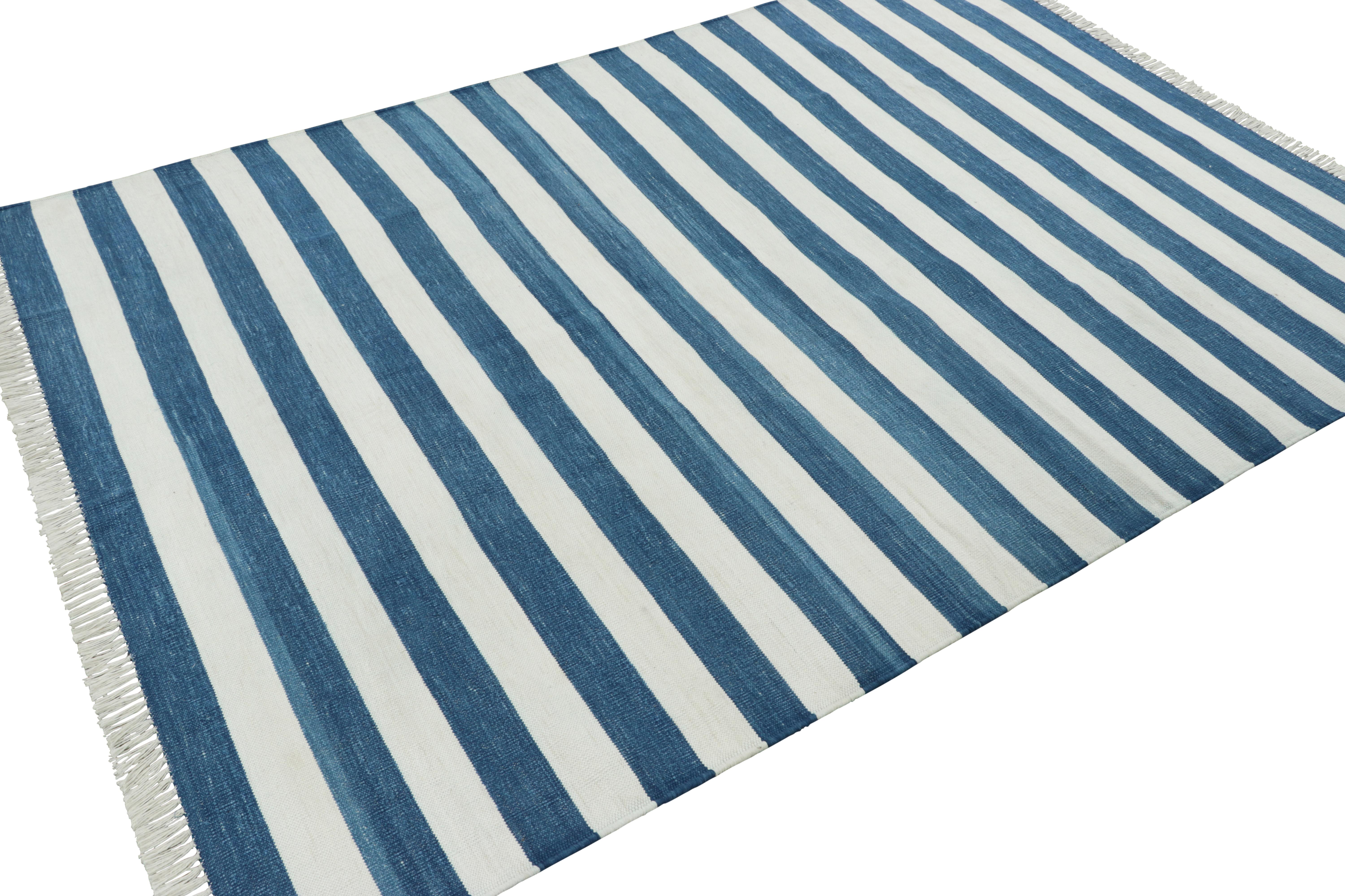 Der indische Dhurrie-Teppich von Rug & Kilim in kühlem, küstennahem Marineblau und weißen Streifen (Baumwolle) im Angebot