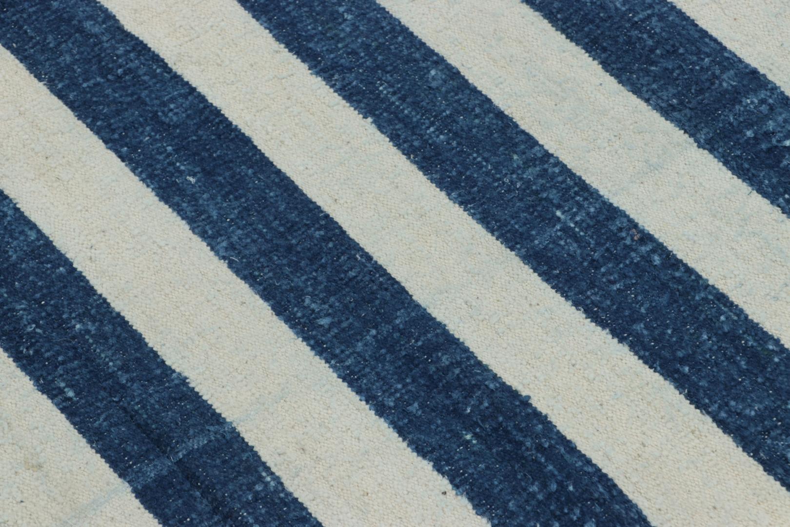 Cotone Rug & Kilim è un tappeto indiano Dhurrie a strisce bianche e blu navy fresco e costiero. in vendita