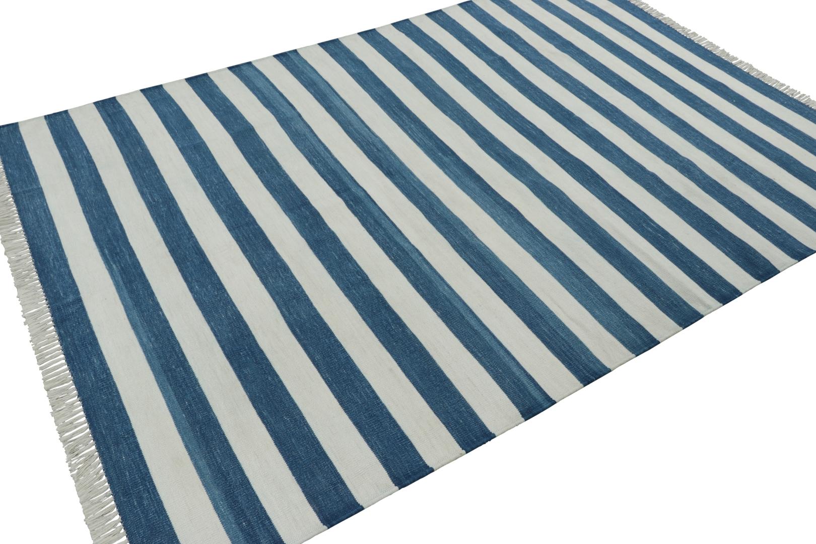 Rug & Kilim è un tappeto indiano Dhurrie a strisce bianche e blu navy fresco e costiero. in vendita 1