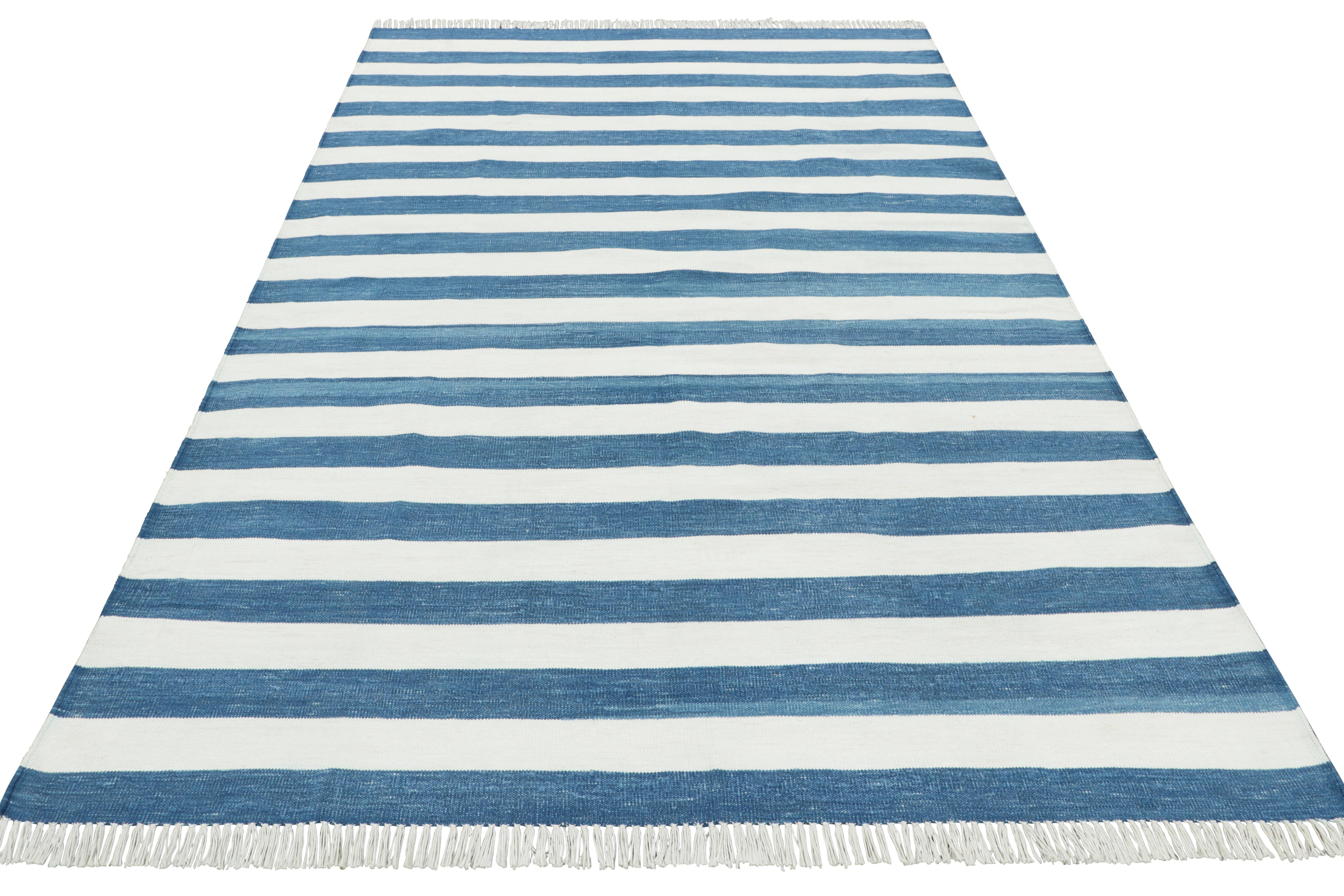 Der indische Dhurrie-Teppich von Rug & Kilim in kühlem, küstennahem Marineblau und weißen Streifen im Angebot 1