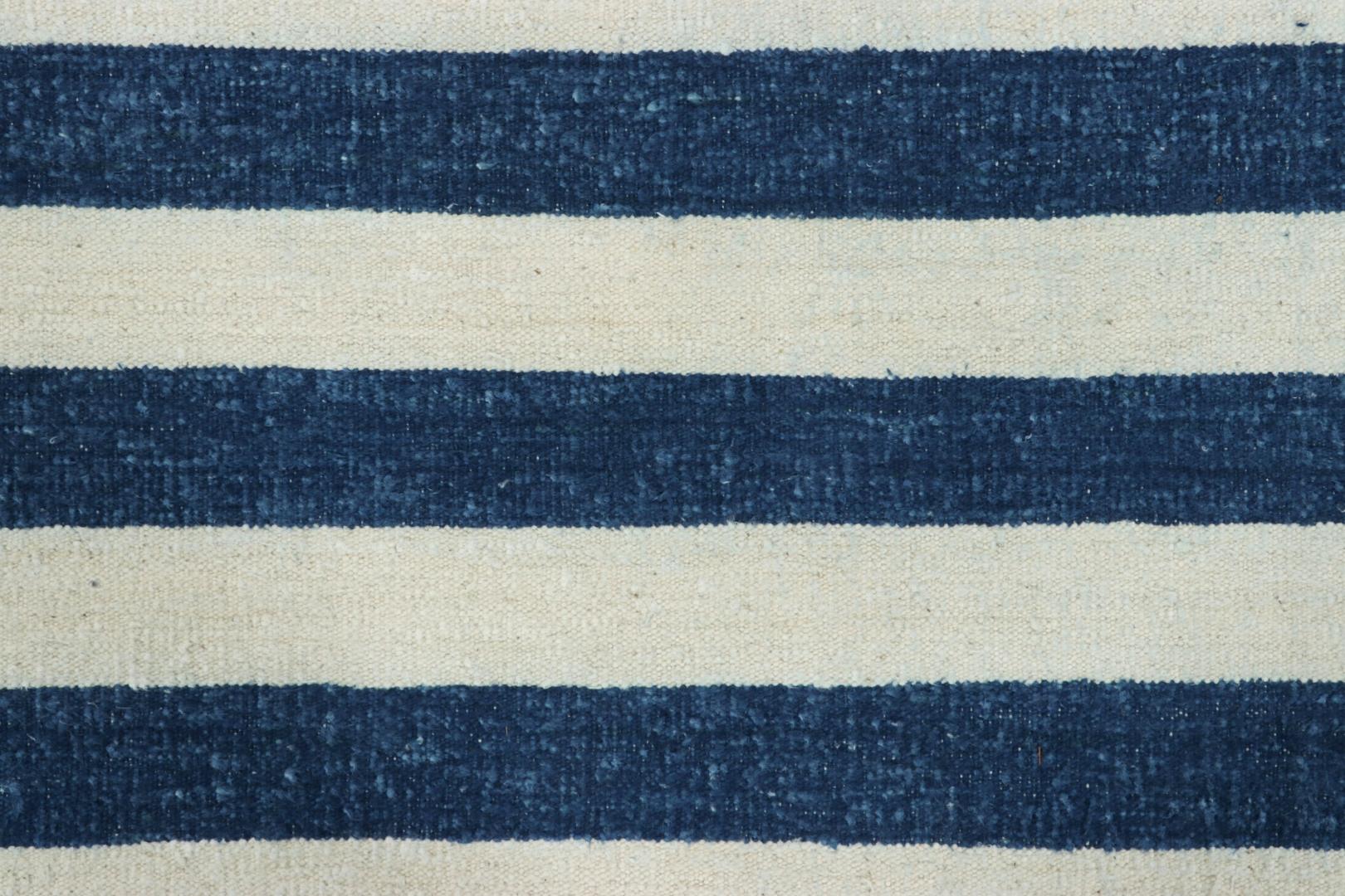 Rug & Kilim è un tappeto indiano Dhurrie a strisce bianche e blu navy fresco e costiero. in vendita 1