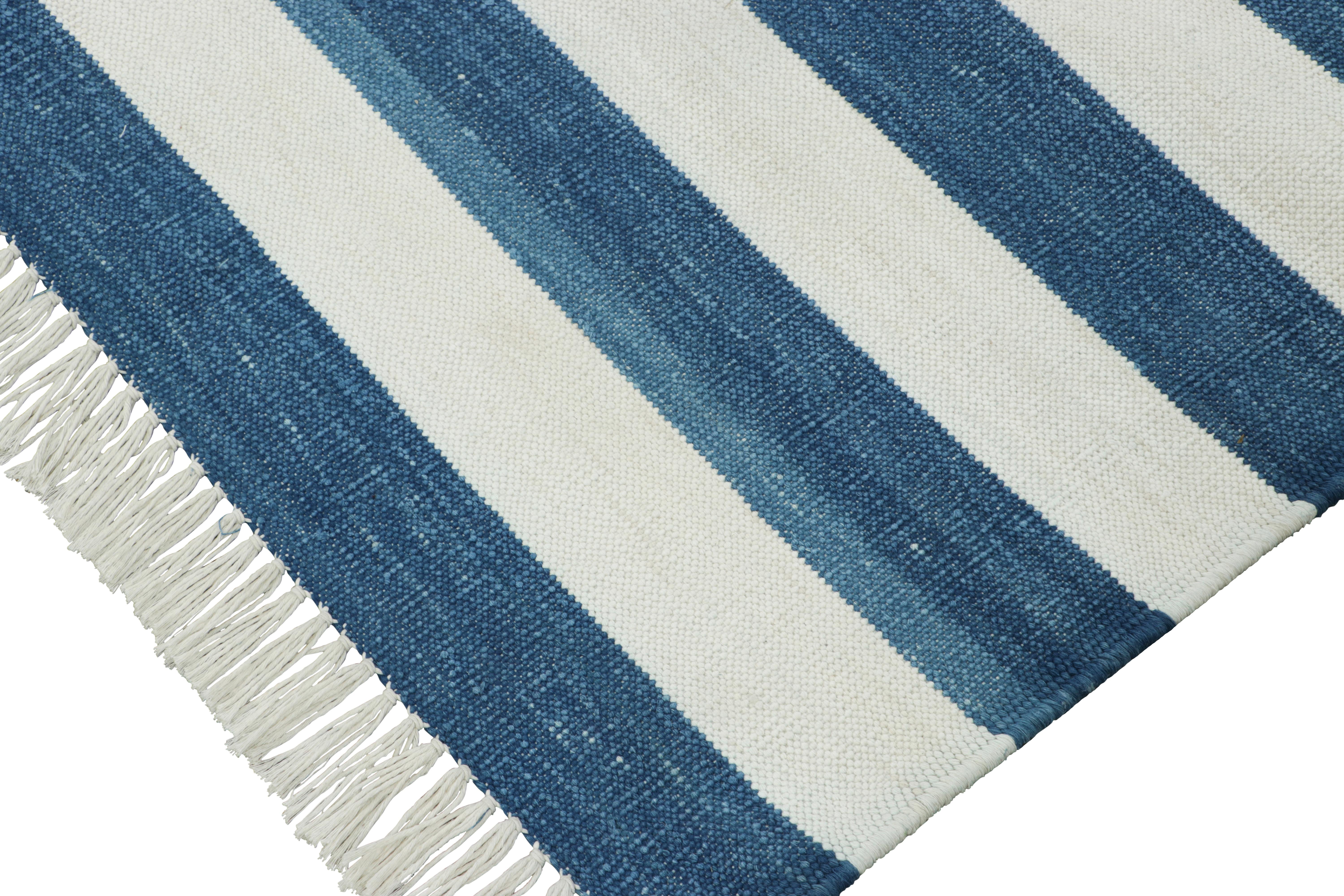 Der indische Dhurrie-Teppich von Rug & Kilim in kühlem, küstennahem Marineblau und weißen Streifen im Angebot 2