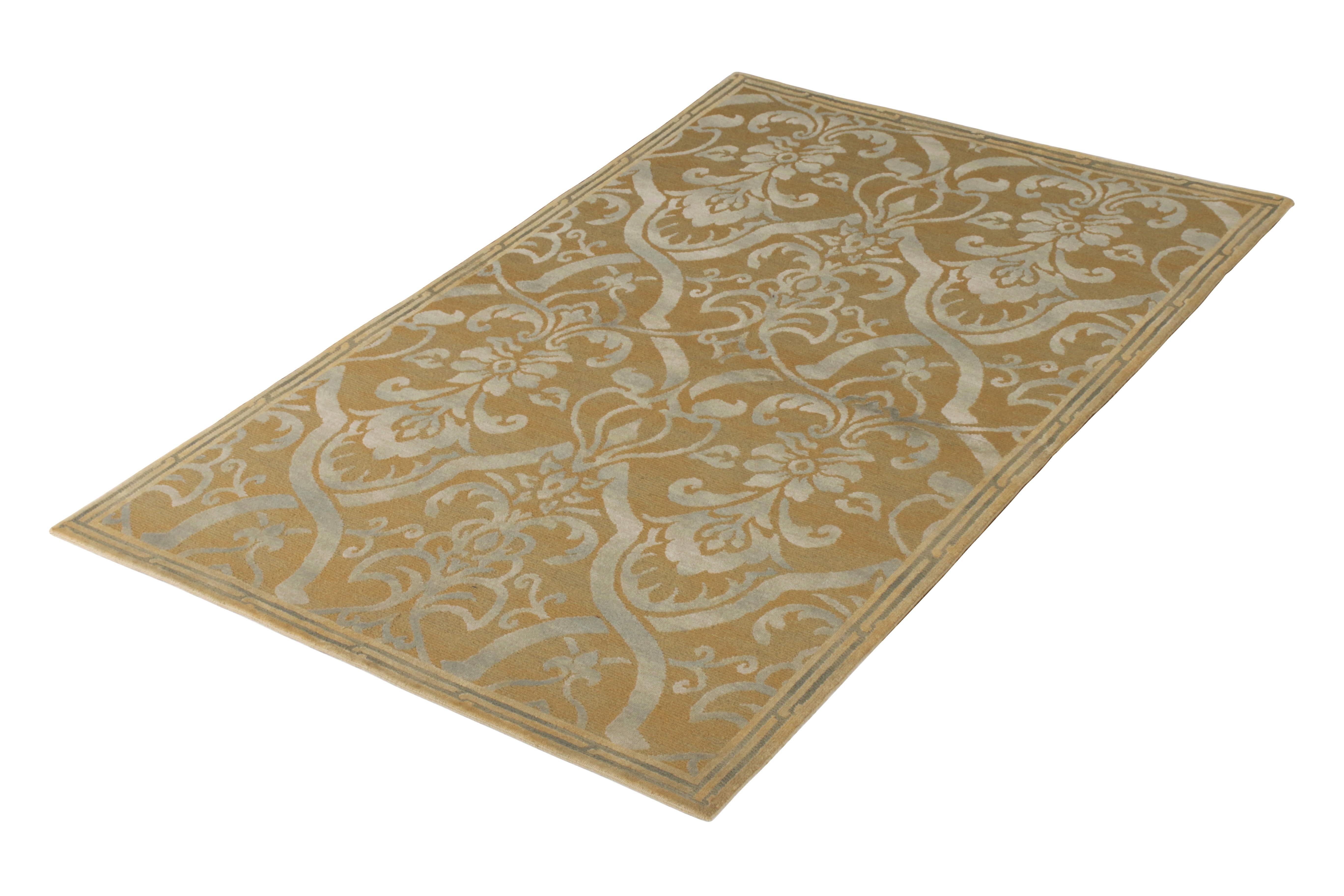 Une ode 6x9 aux styles de tapis italiens du 19ème siècle en beige-brun et gris, rejoignant la collection européenne de Rug & Kilim. Noué à la main en laine, il fait un clin d'œil aux motifs européens de treillis et de fleurs dans des accents de