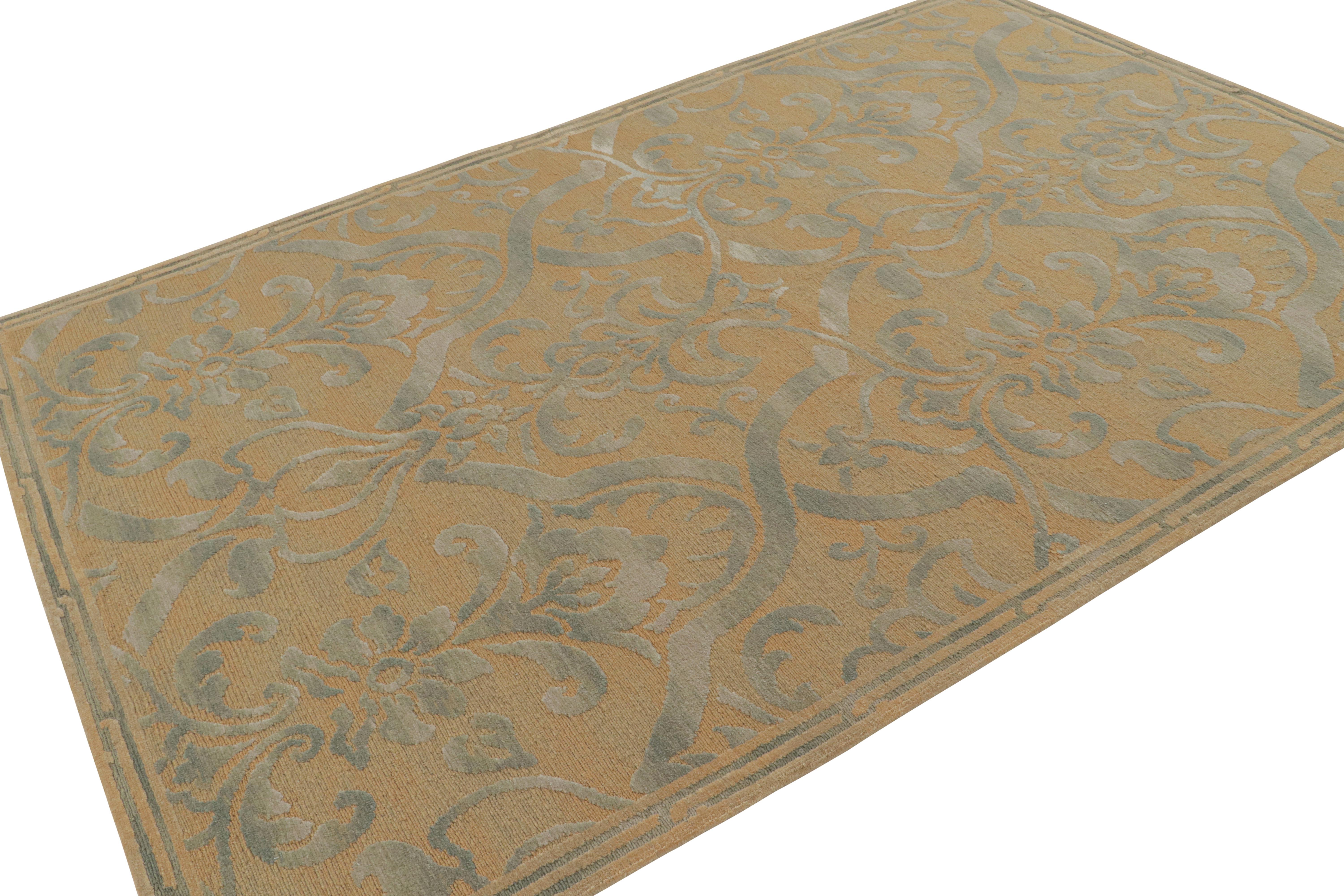 Un'ode agli stili dei tappeti italiani del XIX secolo in beige-marrone e grigio, che si aggiunge alla collezione europea di Rug & Kilim. Annodati a mano in lana, richiamano i motivi europei a traliccio e floreali con accenti di colore unici che