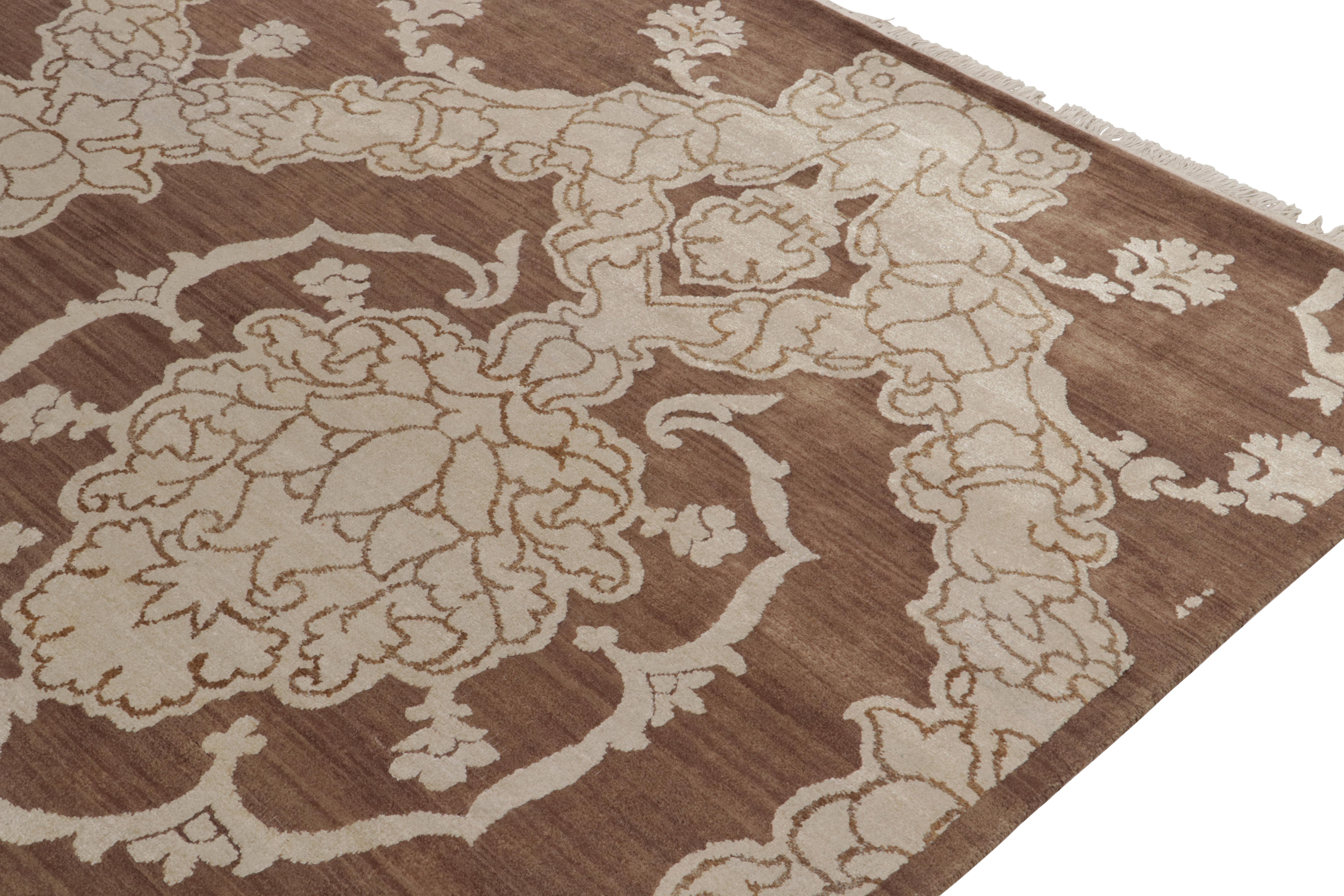 Rug & Kilim è un tappeto in stile italiano in marrone con motivi floreali in bianco sporco In condizioni Nuovo in vendita a Long Island City, NY