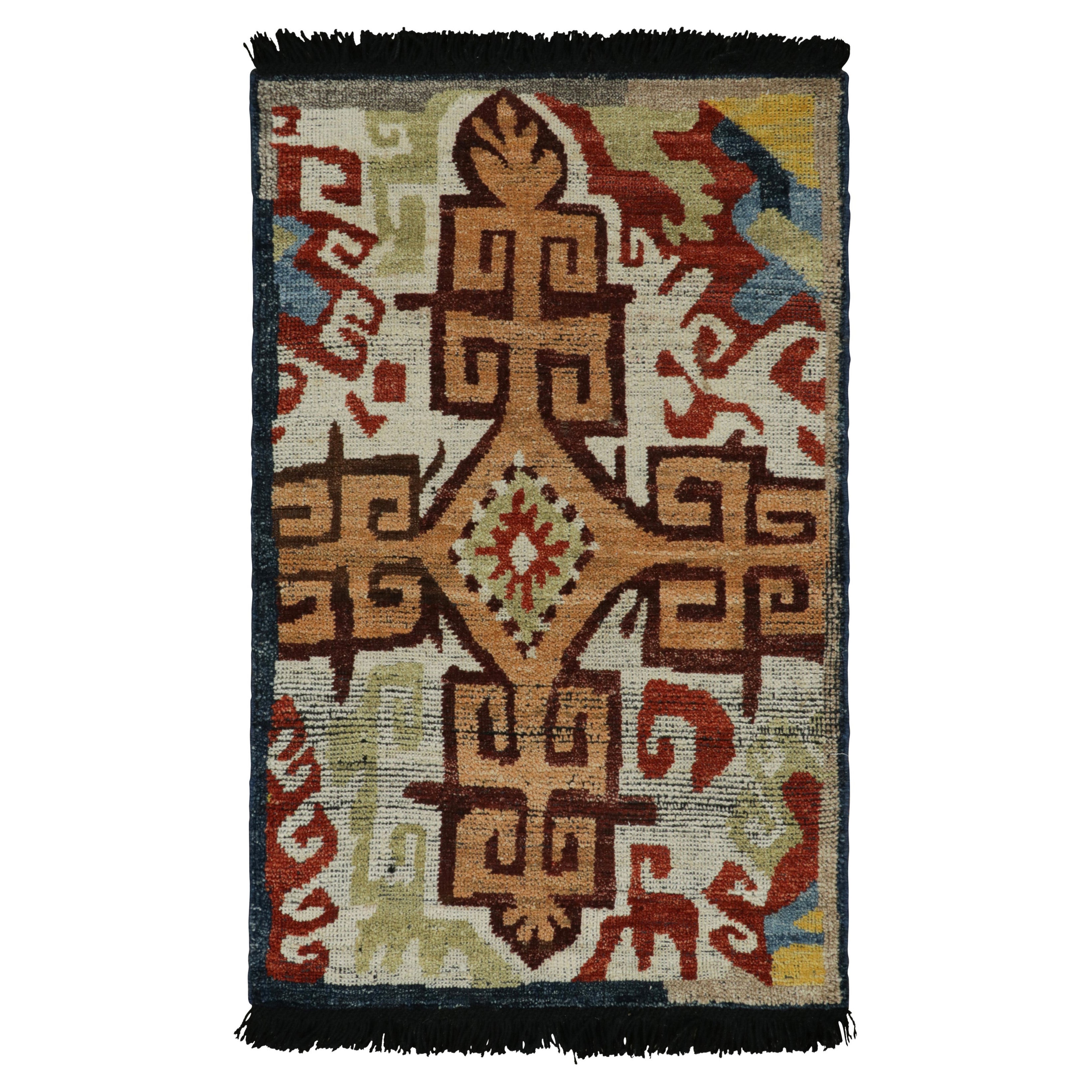 Rug & Kilim's Kaitag Style Rug with Colorful Geometric Medallion and Patterns (tapis de style Kaitag avec médaillon et motifs géométriques colorés)