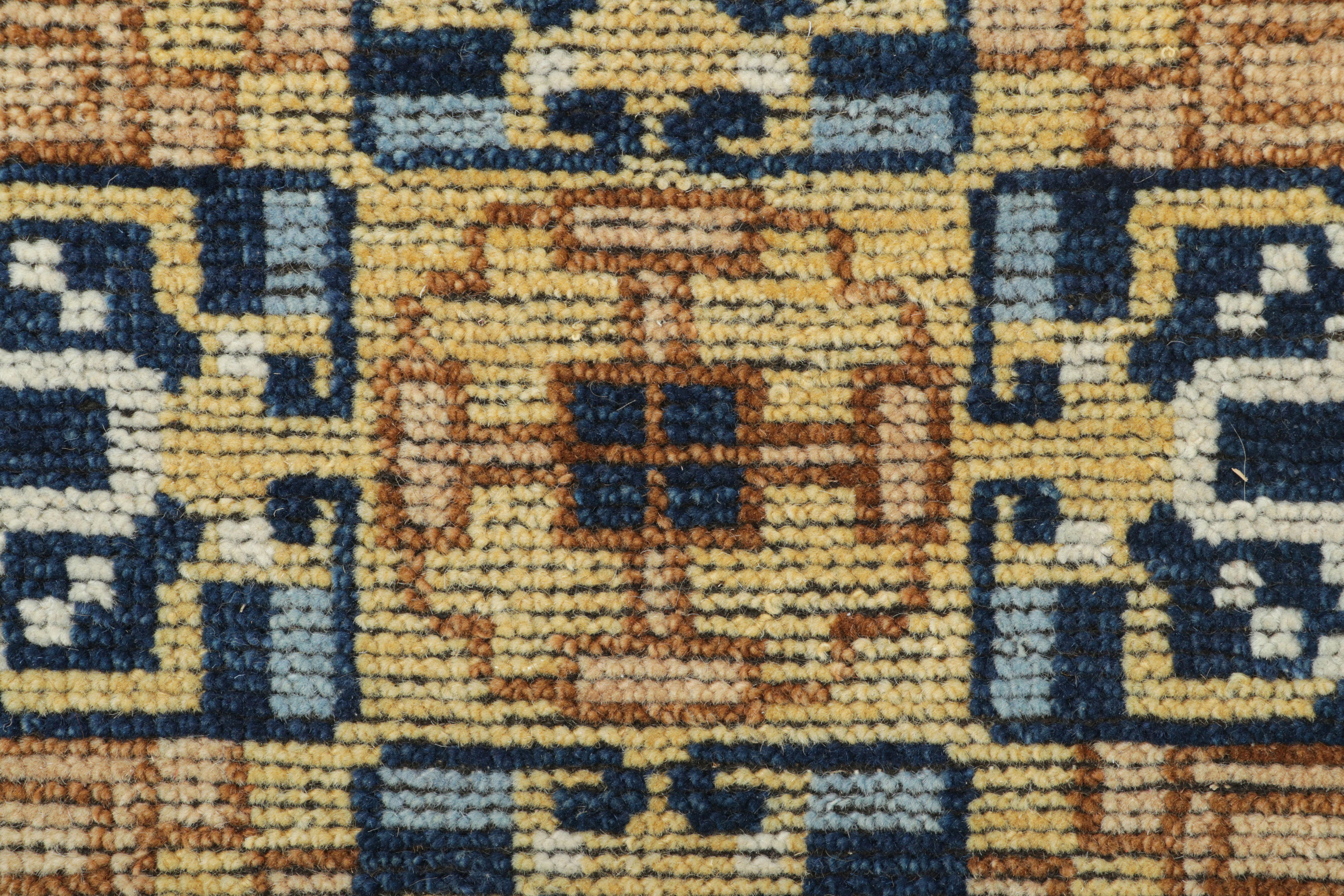 Indiano Rug & Kilim: campione di tappeto Kangxi personalizzato in beige-marrone e blu con medaglione in vendita