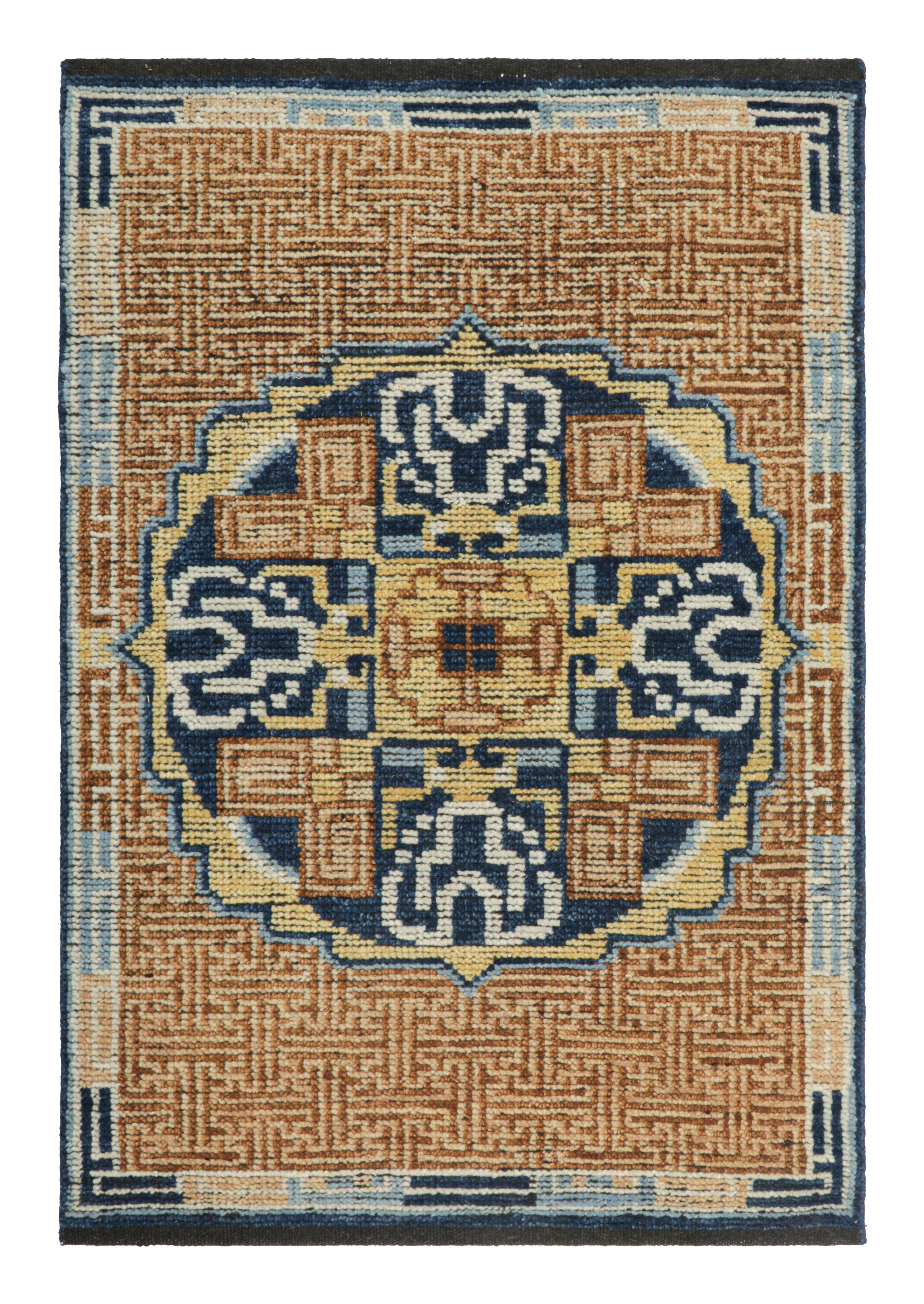 Annodato a mano Rug & Kilim: campione di tappeto Kangxi personalizzato in beige-marrone e blu con medaglione in vendita