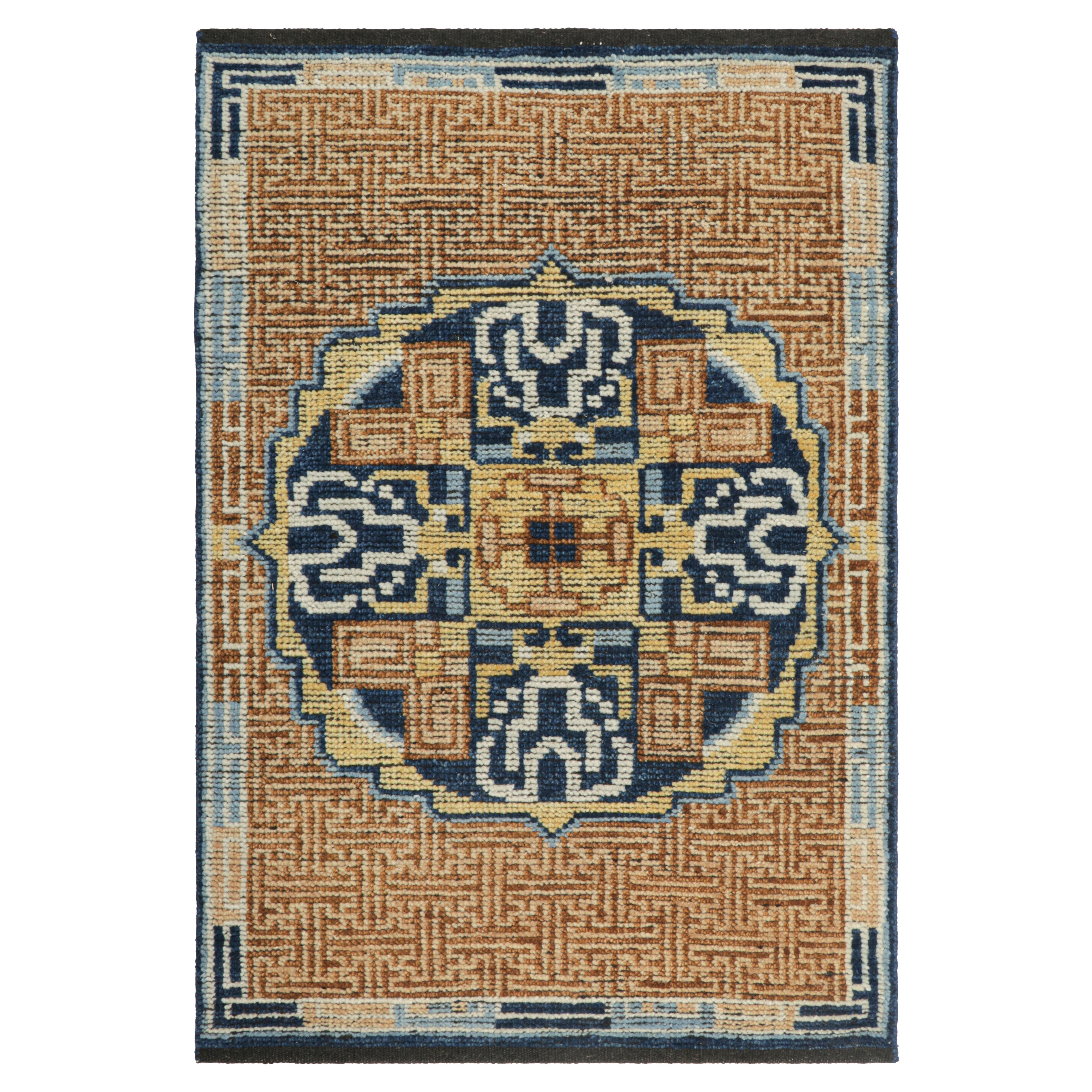 Rug & Kilim: campione di tappeto Kangxi personalizzato in beige-marrone e blu con medaglione in vendita