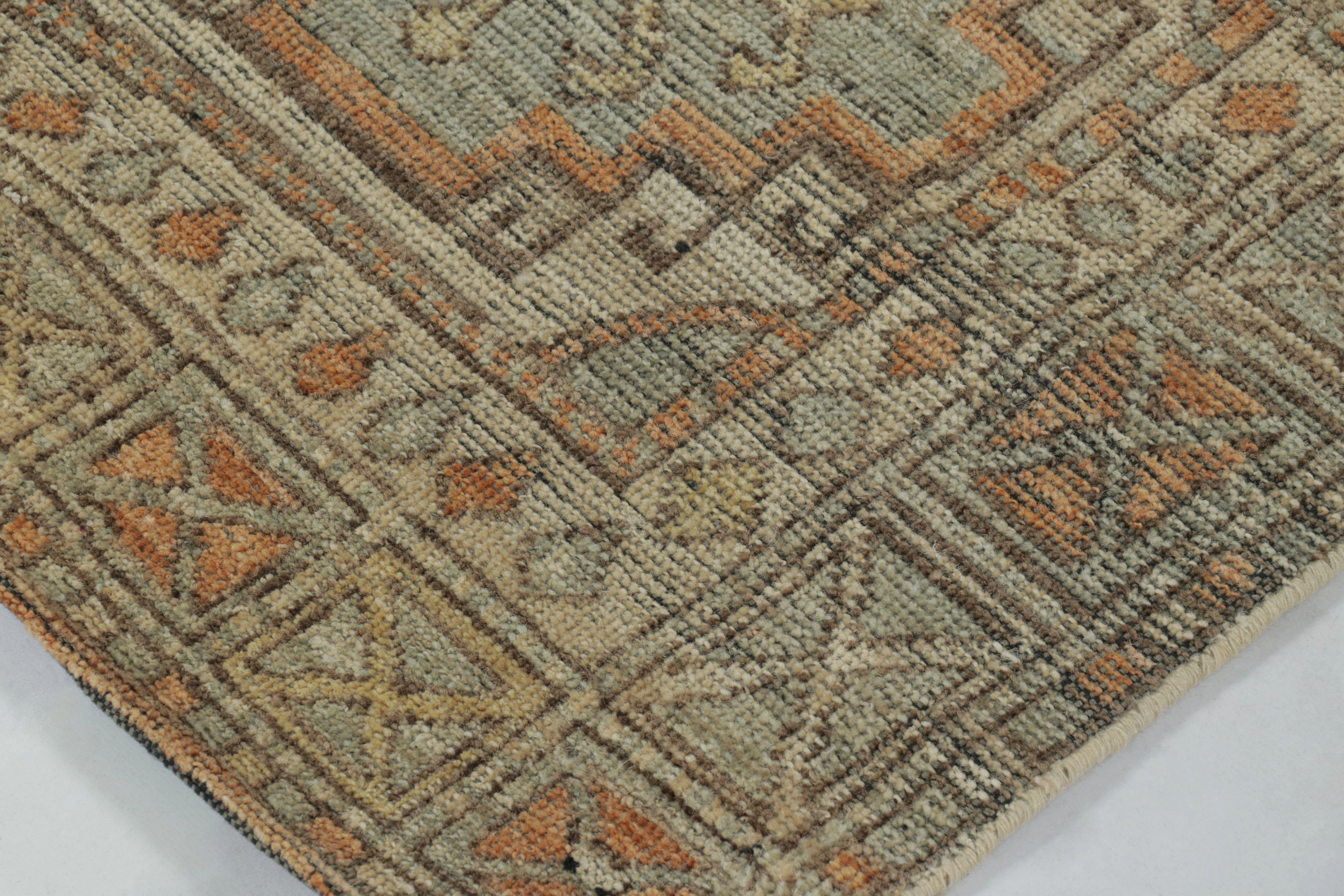 Réalisé en laine nouée à la main, ce tapis de 5 x 6 est le dernier né de la Collection Burano de Rug & Kilim.

Sur le Design : 


Les médaillons de grande taille et les motifs géométriques se plaisent dans les riches tons beige/brun, bleu, vert et