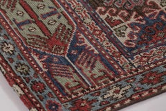 Rug & Kilim's Kazak inspirierter quadratischer Teppich mit rotem und blauem Stammesmotiv