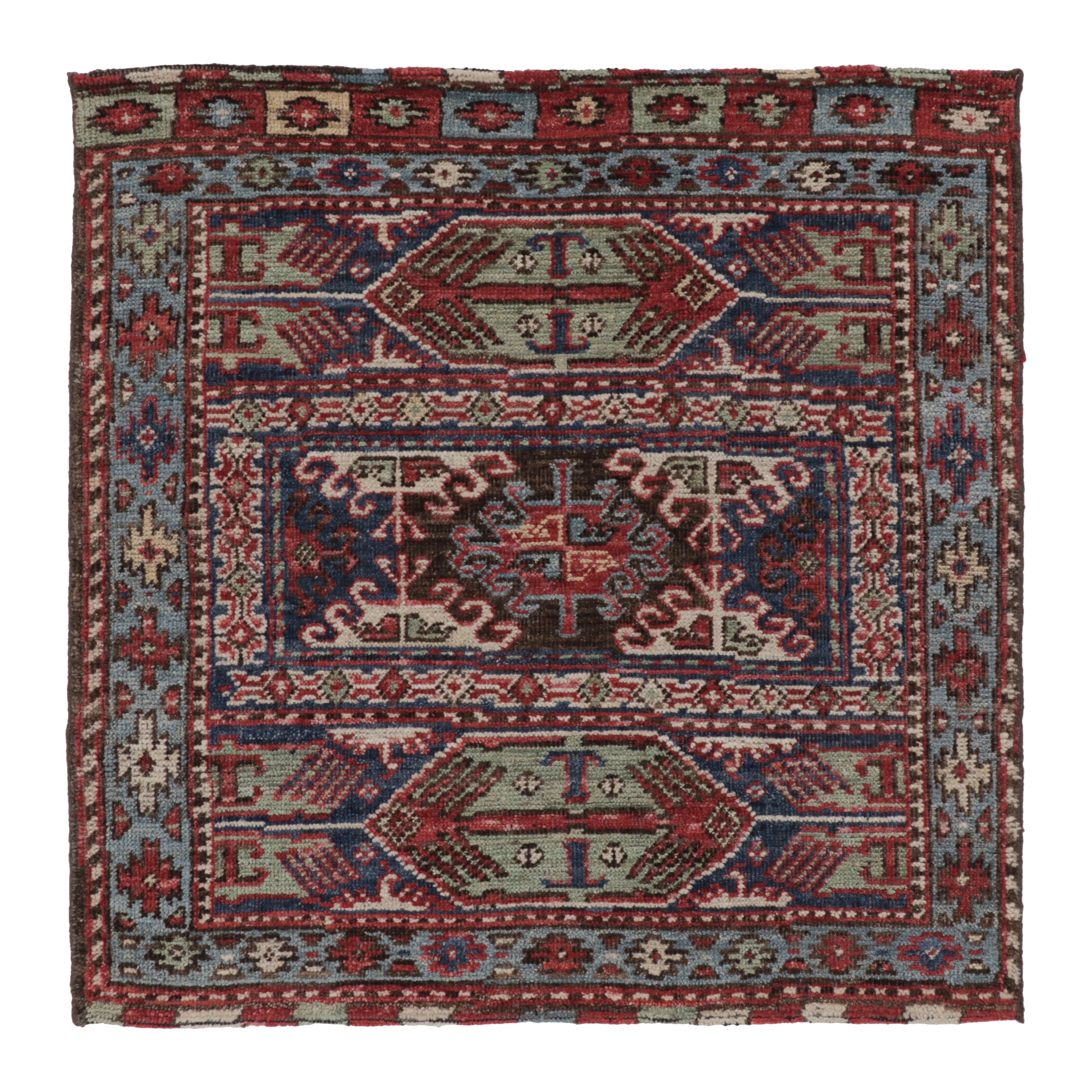 Alfombra cuadrada de inspiración kazaka Rug 
Kilim con diseño tribal rojo y azul en venta