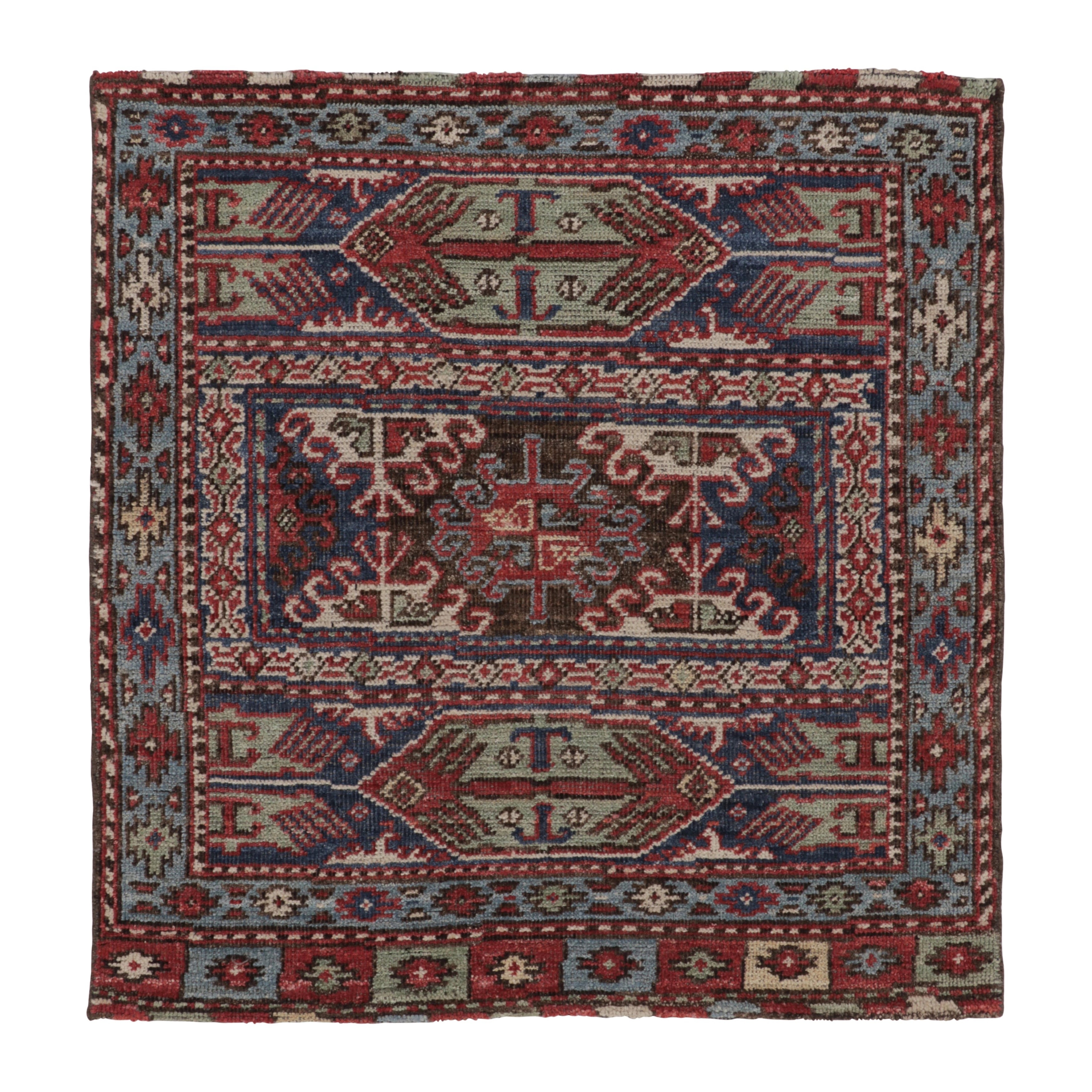 Alfombra cuadrada de inspiración kazaka Rug 
Kilim con diseño tribal rojo y azul