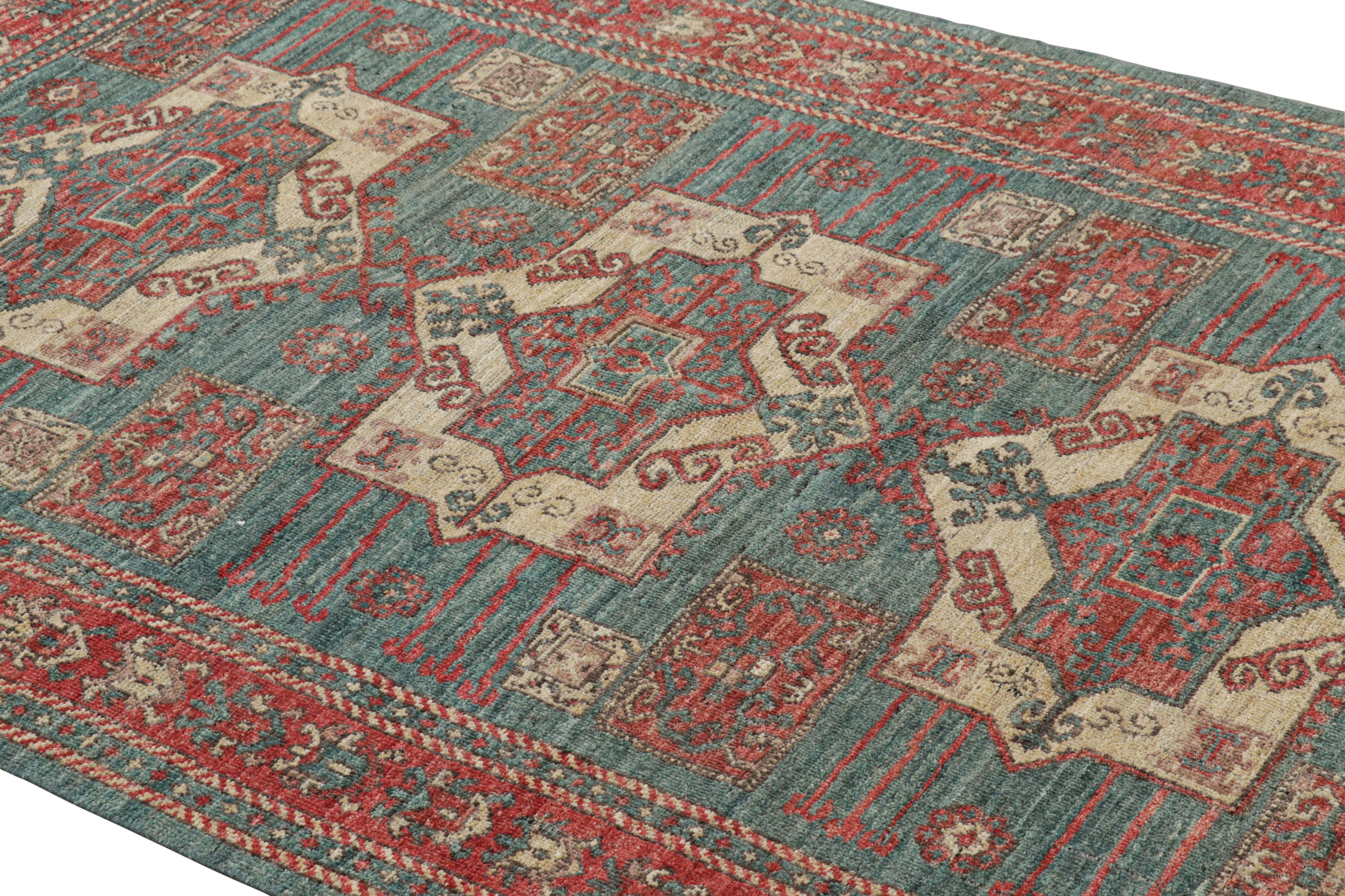 Anudada a mano con una mezcla especial de lana de Ghazni, esta alfombra contemporánea de 5 x 7 es una gran novedad de la colección Burano de clásicos personalizados de Rug & Kilim, una lujosa reinvención de algunos de los diseños de alfombras