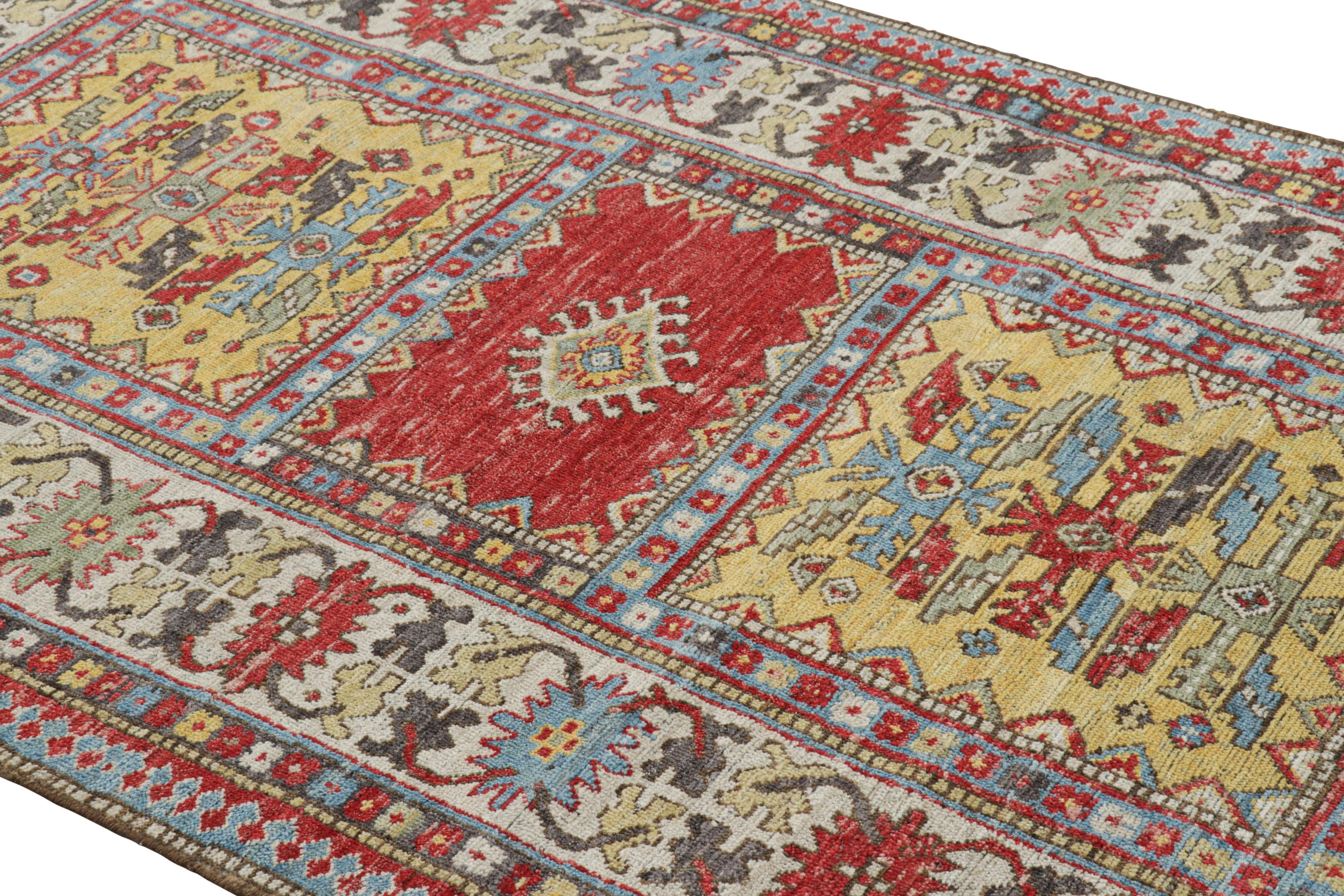 Anudada a mano con una mezcla especial de lana de Ghazni, esta alfombra de 5x8 de la Colección Burano de Rug & Kilim se inspira en las antiguas alfombras caucásicas kazak de finales del siglo XIX.

Sobre el diseño: 

Esta pieza presenta un diseño