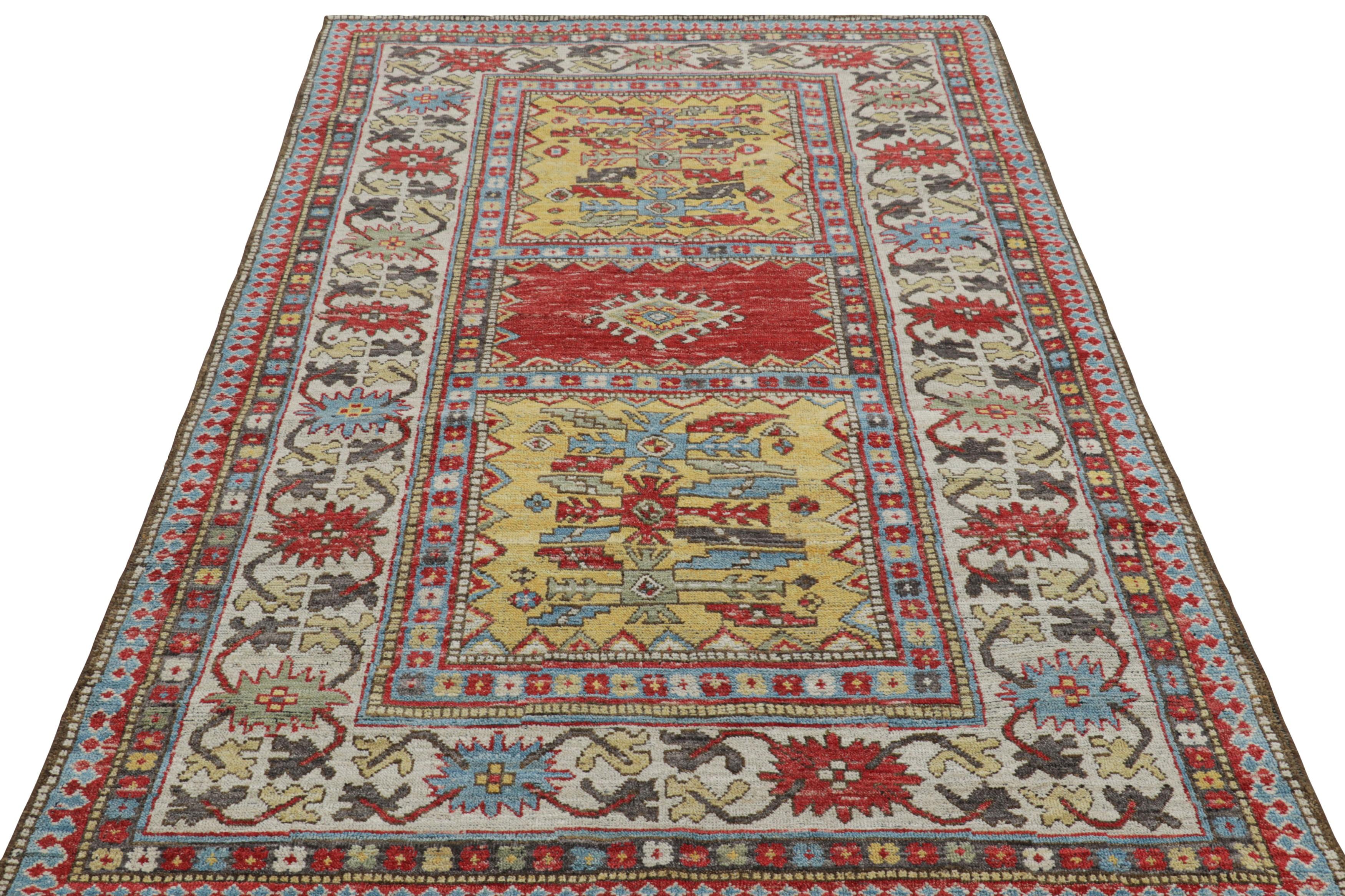 Alfombra de estilo kazajo de Rug & Kilim en rojo y amarillo con medallón geométrico Anudado a mano en venta