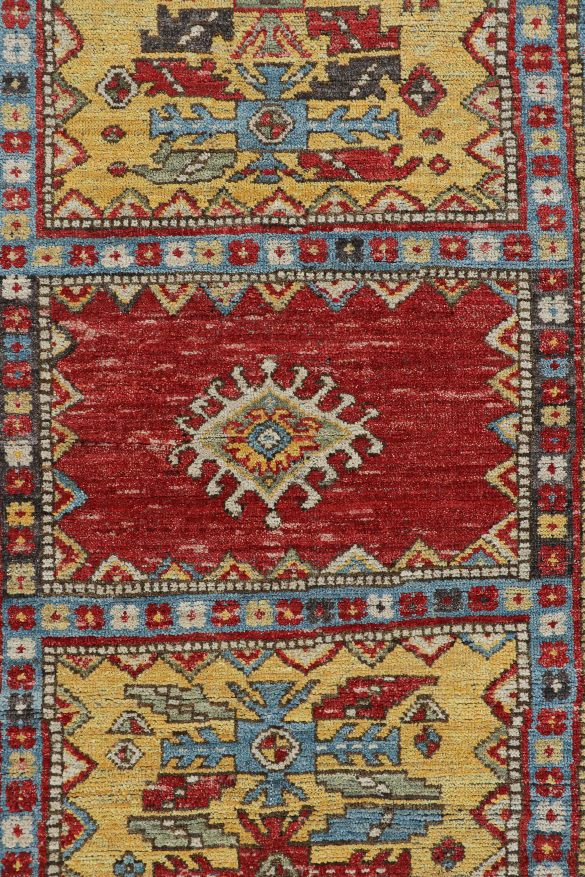 Alfombra de estilo kazajo de Rug & Kilim en rojo y amarillo con medallón geométrico Siglo XXI y contemporáneo en venta