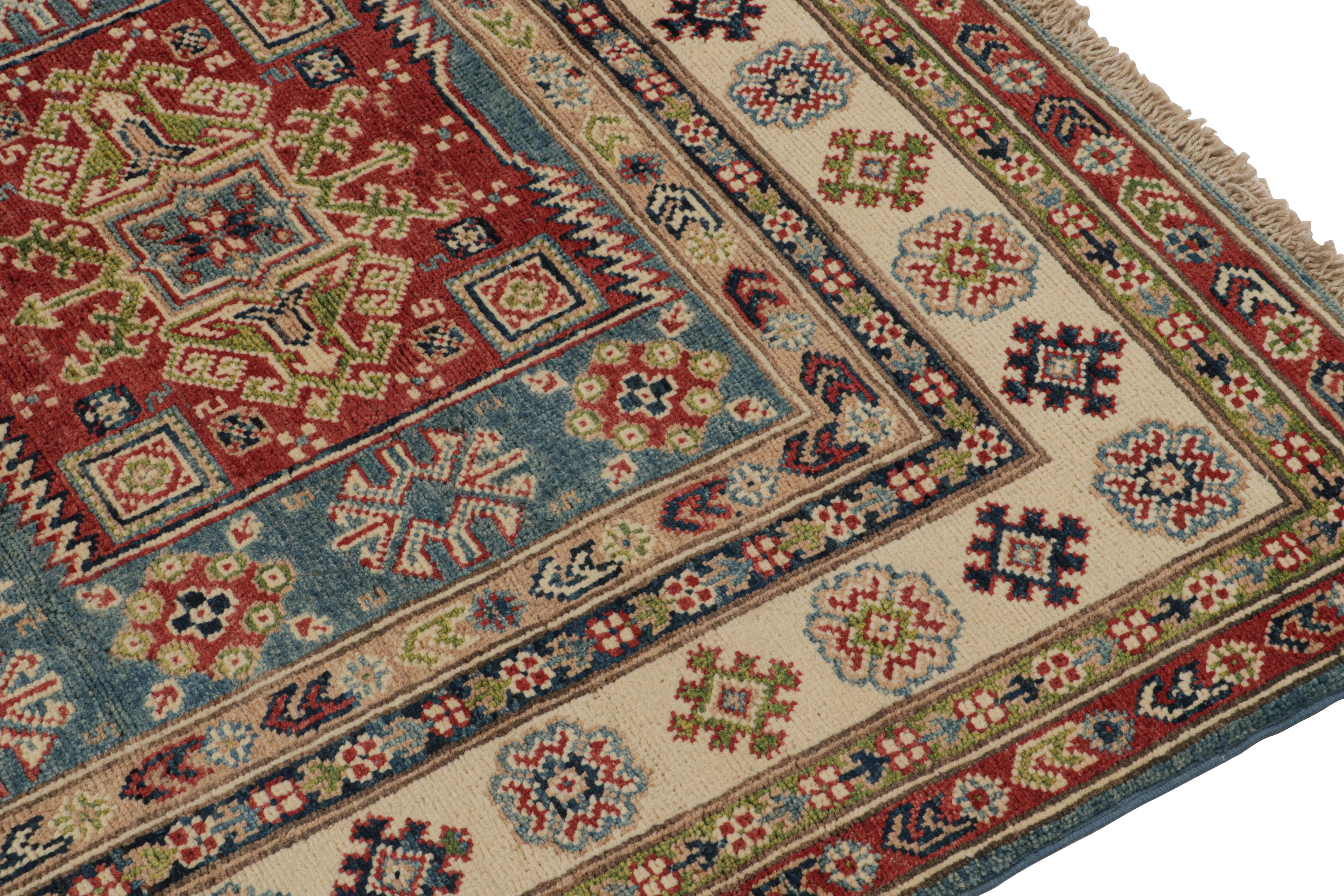 Noué à la main Tapis de style Kazak de Rug & Kilim à motifs géométriques rouges, bleus et beige-brun en vente