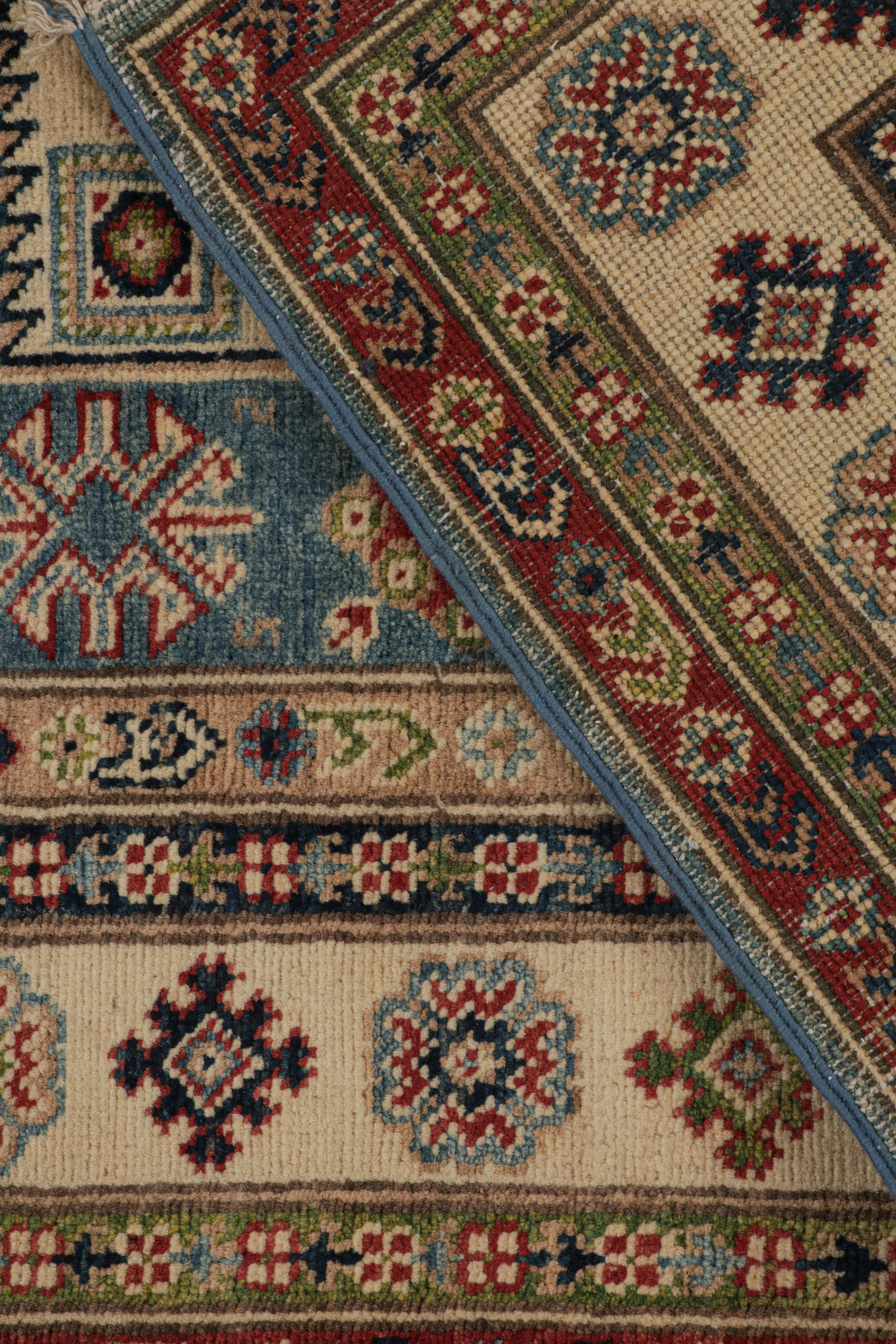 XXIe siècle et contemporain Tapis de style Kazak de Rug & Kilim à motifs géométriques rouges, bleus et beige-brun en vente