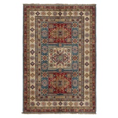 Rug & Kilim è un tappeto in stile kazako con motivi geometrici rossi, blu e beige-marrone.