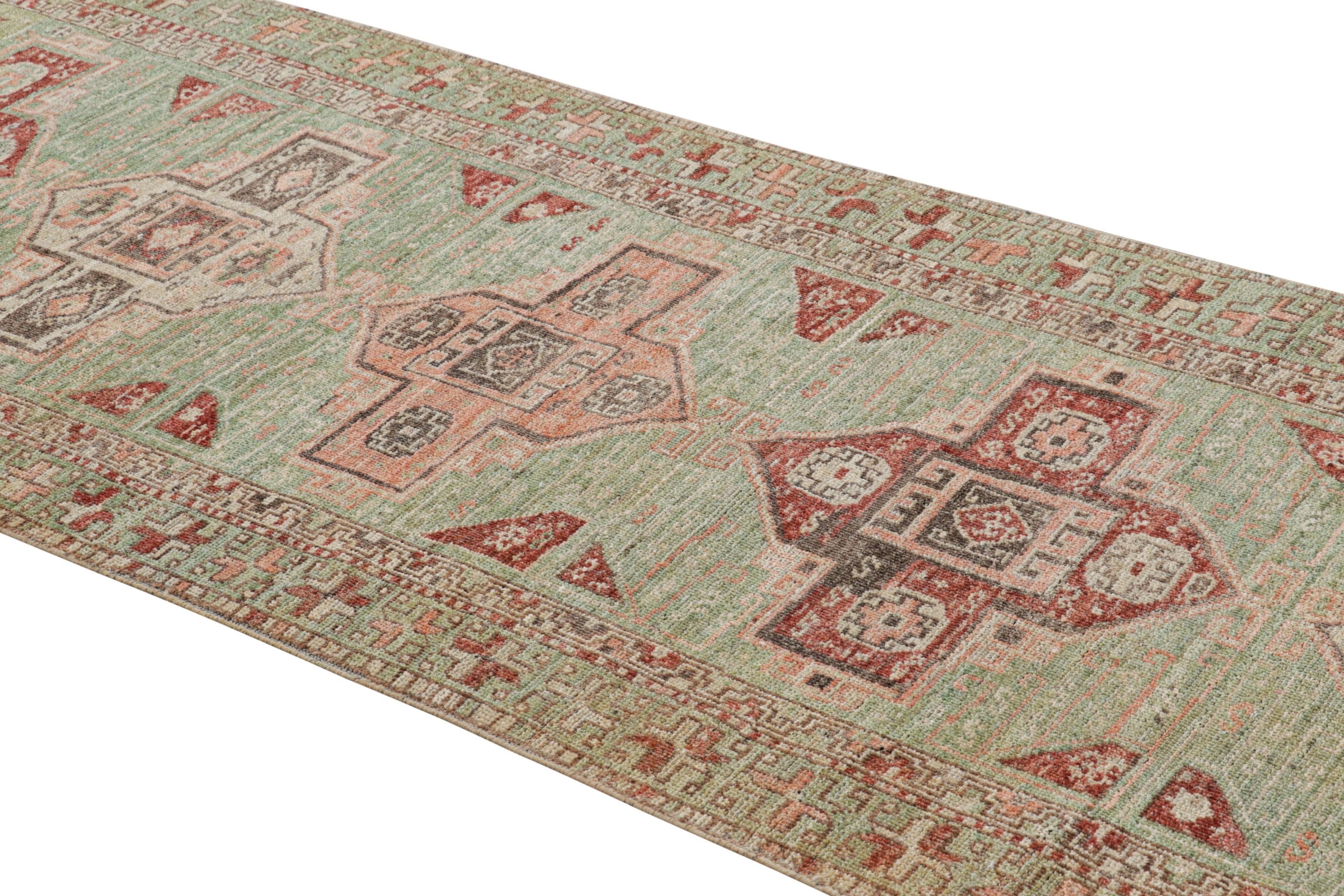 Fabriqué avec un mélange spécial de laine de Ghazni nouée à la main, ce tapis contemporain 3x10 de la collection Burano de Rug & Kilim s'inspire des tapis kazakhs anciens et vintage.

Sur le Design : 

Les admirateurs de l'artisanat noteront que ce