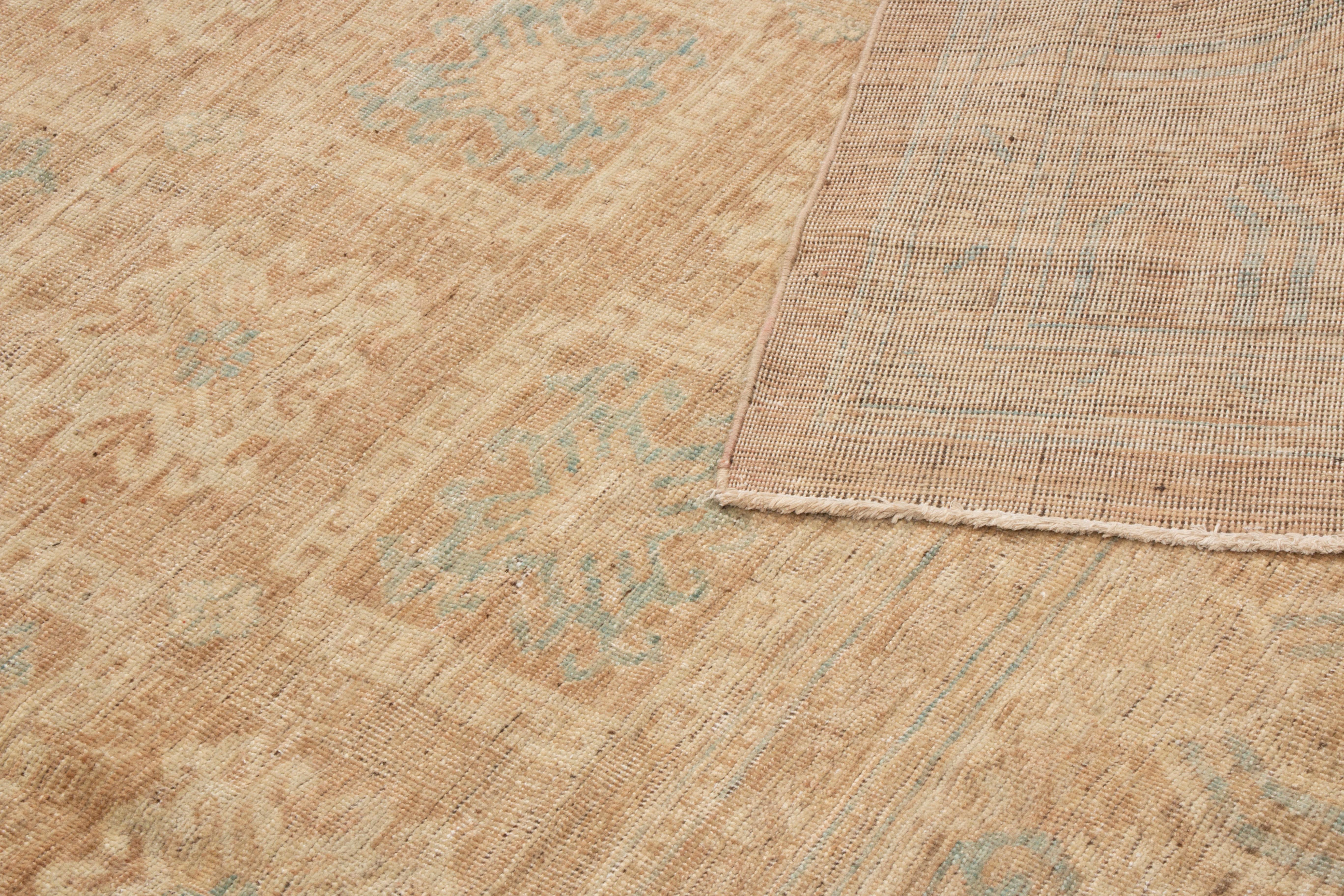 Rug & Kilim - Tappeto in lana Khotan blu e beige In condizioni Nuovo in vendita a Long Island City, NY