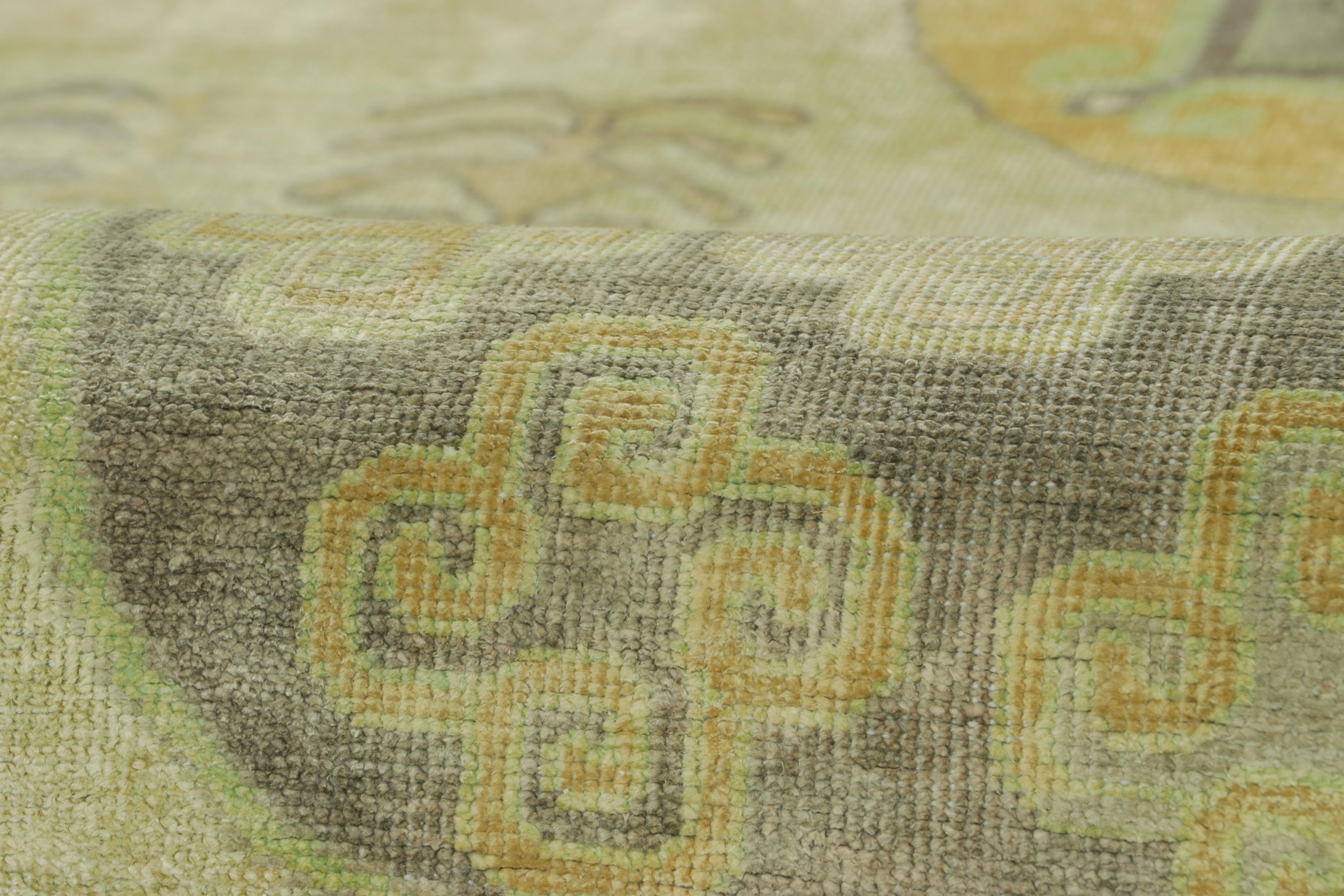 Dieser handgeknüpfte Teppich aus einer luxuriösen Mischung aus Wolle und Seide mit einer Größe von 4x8 ist eine kühne Ergänzung der Modern Classics Collection'S von Rug & Kilim - eine unerwartete, aber luxuriöse Neuinterpretation historischer