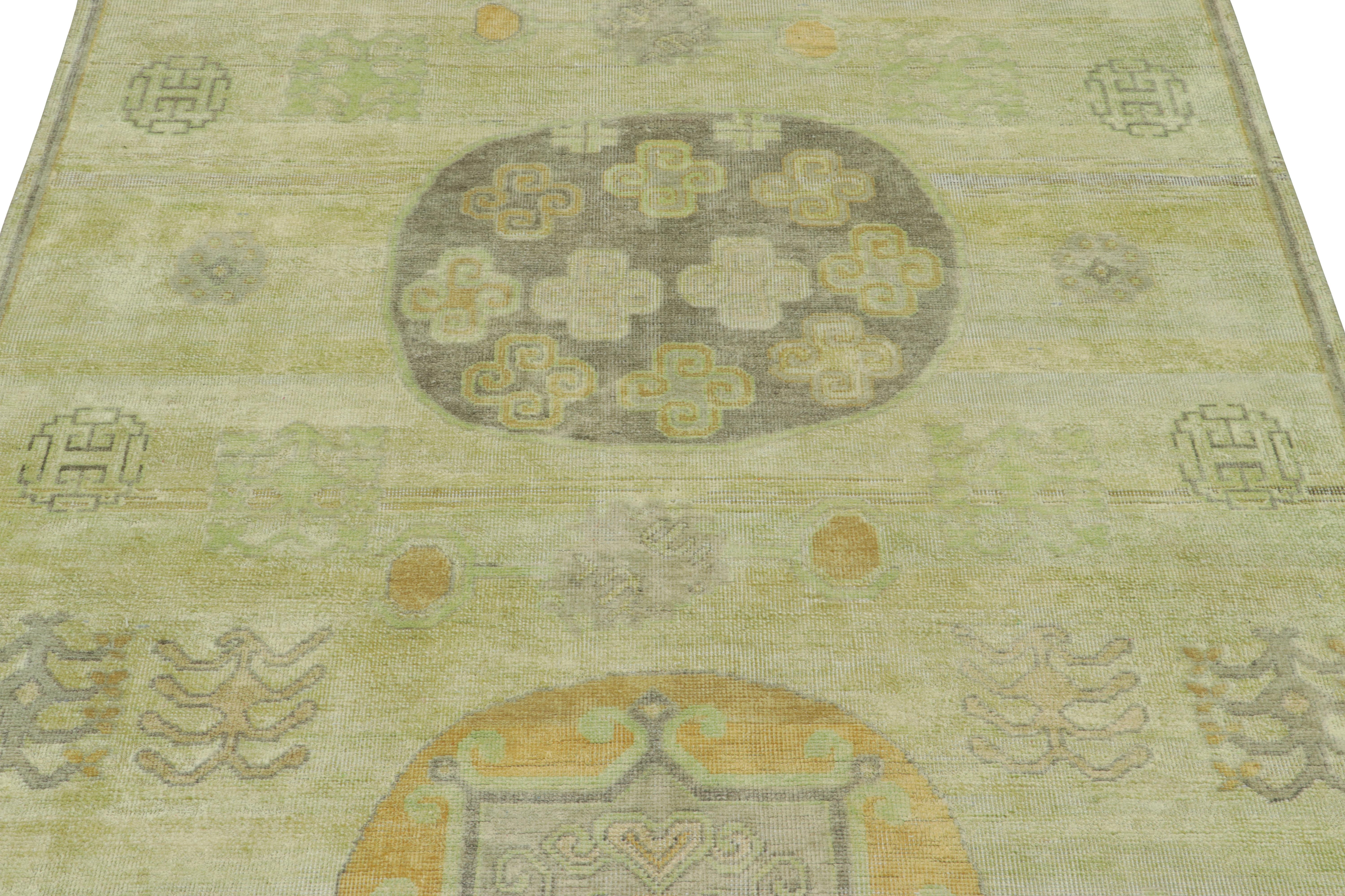 Rug & Kilim's Khotan-inspirierter individueller Teppich, hellgrün mit königlichen Medaillons (Indisch) im Angebot
