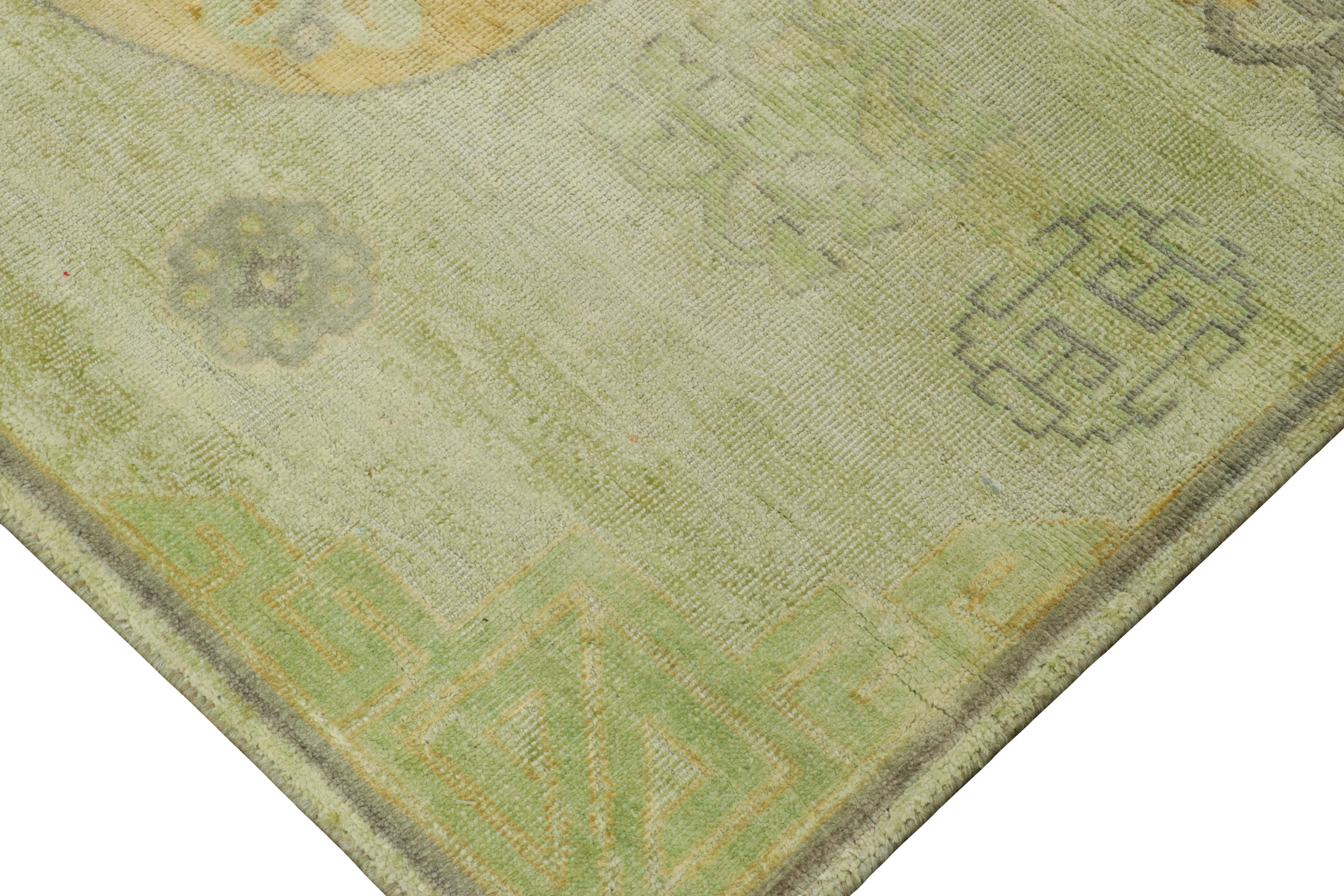 Rug & Kilim's Khotan-inspirierter individueller Teppich, hellgrün mit königlichen Medaillons (Handgewebt) im Angebot